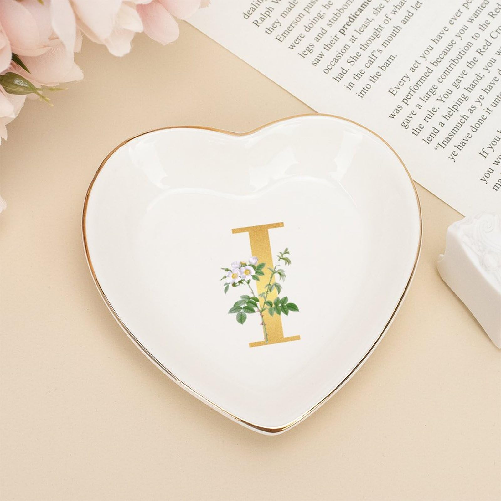 Plato decorativo para joyería en mesita de noche para organizar collar y reloj de nombre