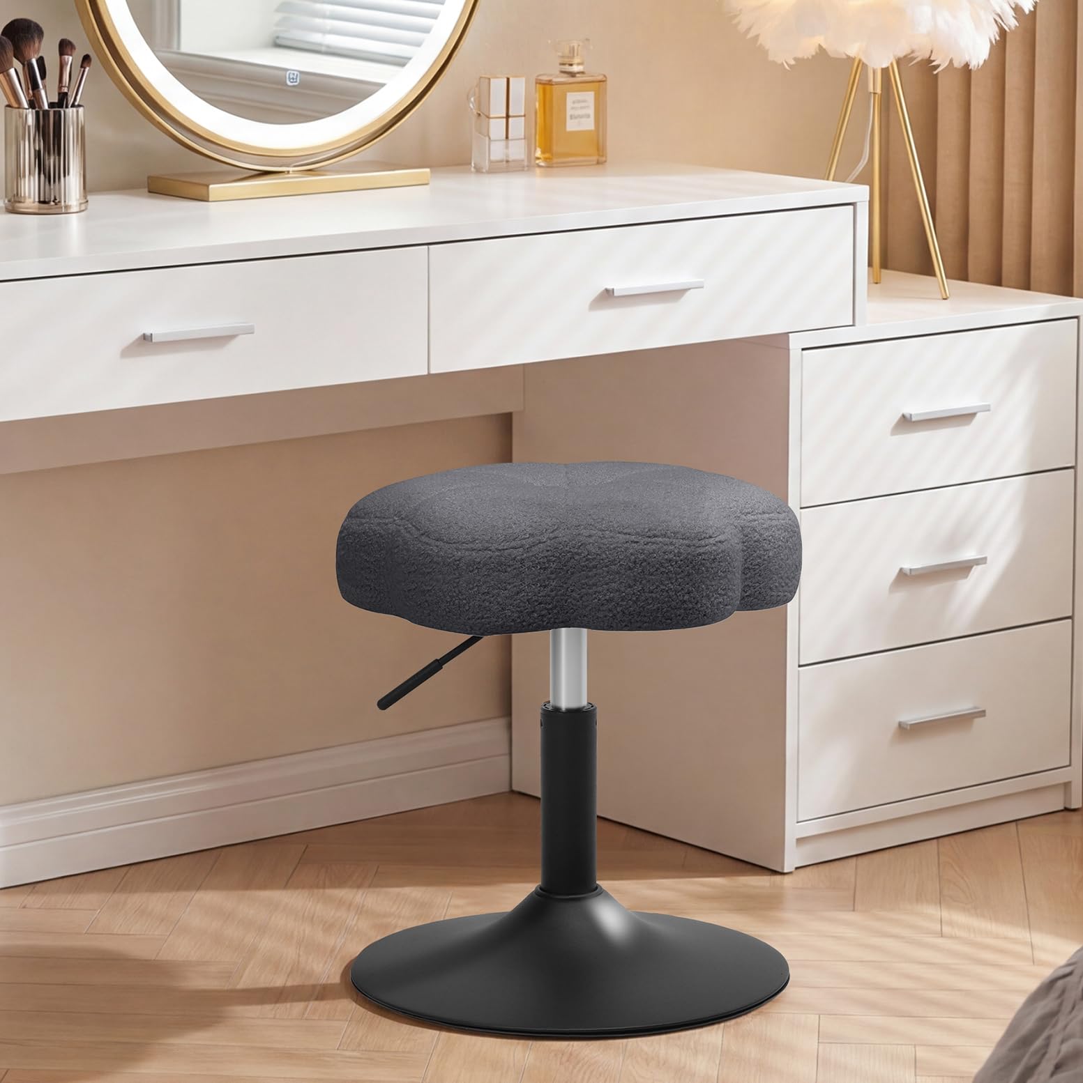 ELUCHANG Taburete de Tocador en Forma de Pétalo, Silla Tocador Maquillaje para Dormitorio - Altura Ajustable 40-52cm, Giratorio 360°, Tejido Sherpa Transpirable Gris