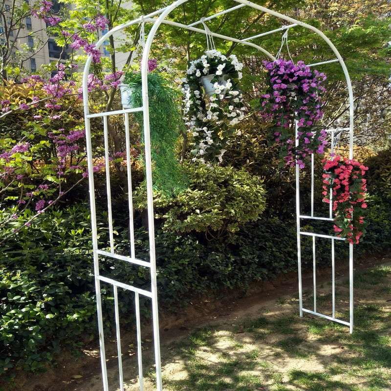 Arco de jardín de metal que evita la caída de plantas trepadoras con un soporte firme.