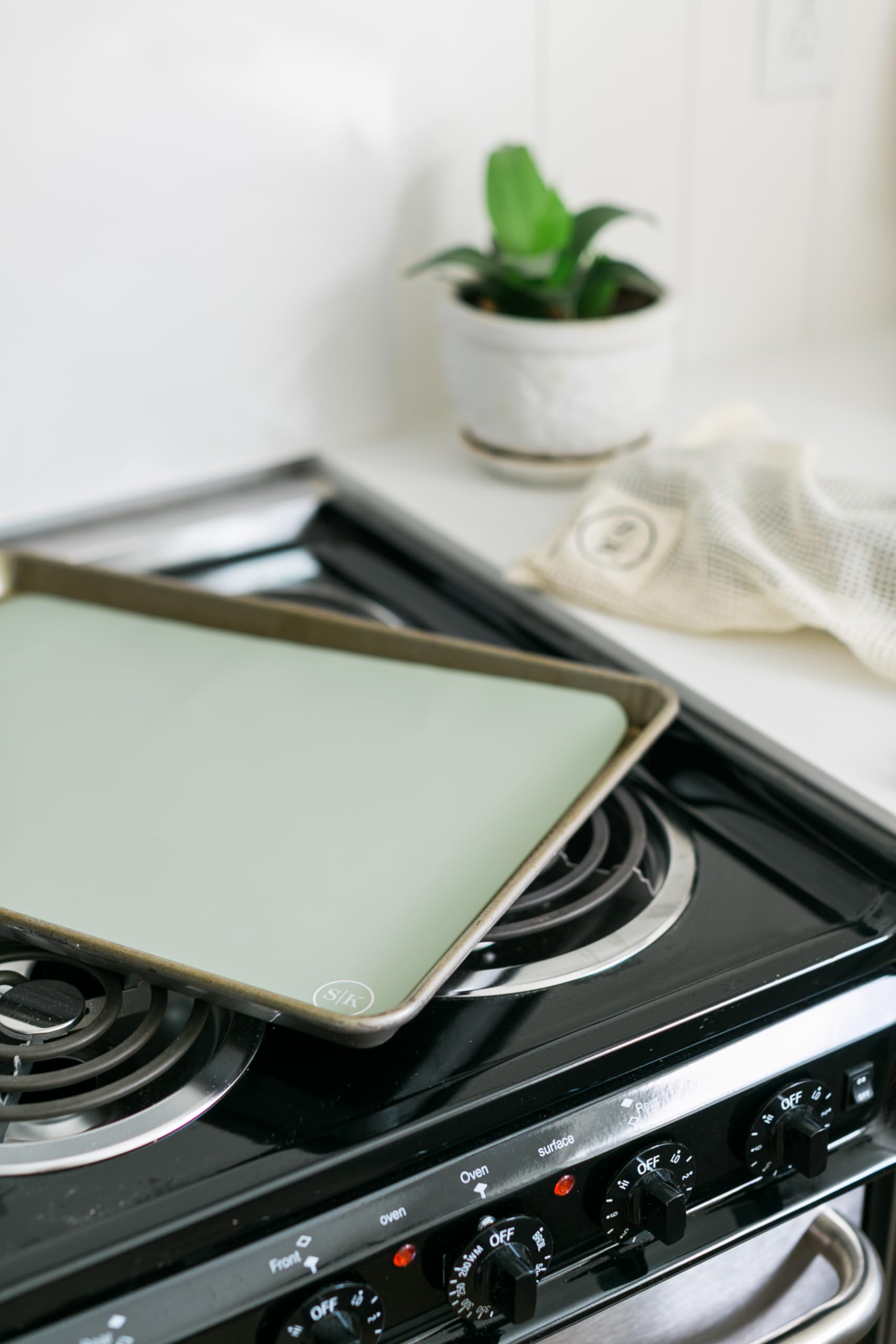 The Silicone Kitchen Wiederverwendbare Silikon-Ofen-Backmatten Geschenk-Set, 2 halbe Blätter, 2 Viertelblätter, Salbeigrün, Dunkelgrau