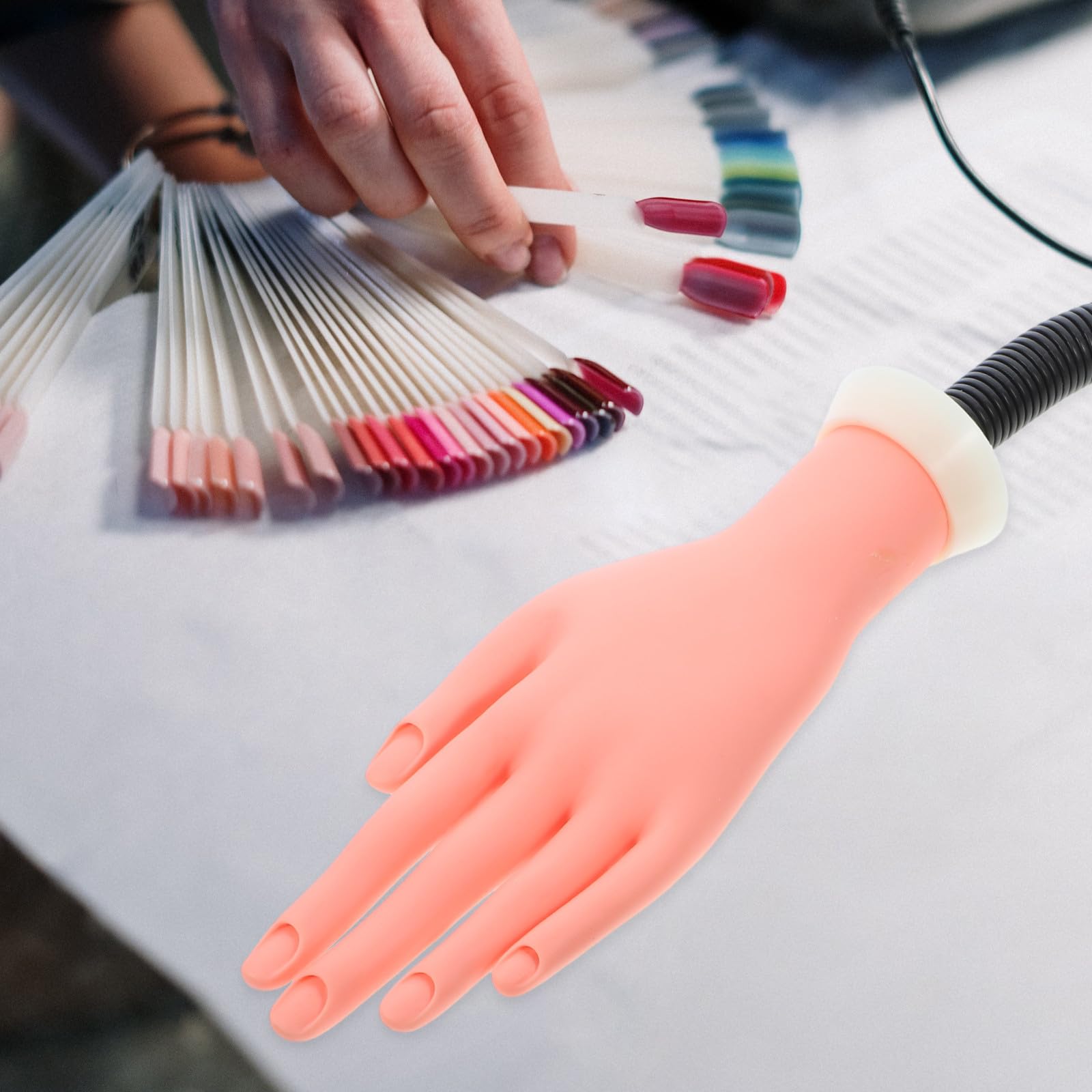 Balacoo Übungsnägel 100 Stück mit Flexibler Silikonhand und Praktischem Ständer für Nail Art Practicing und Maniküre Anfänger