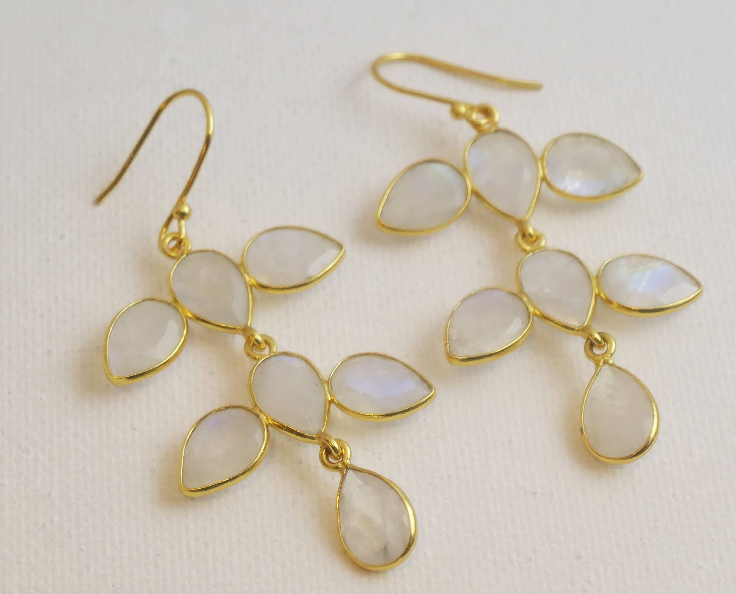 Aretes colgantes de plata esterlina chapados en oro con forma de candelabro de Piedra de la luna