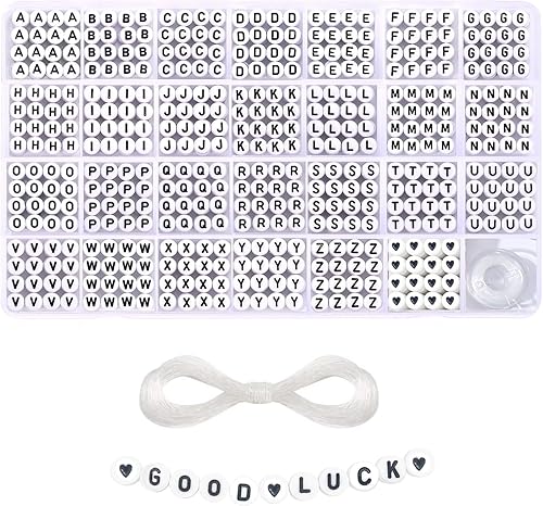 1400 cuentas redondas blancas de letras del alfabeto acrílico de 0.157 x 0.276 pulgadas con patrón de corazón A-Z y línea de cristal para hacer