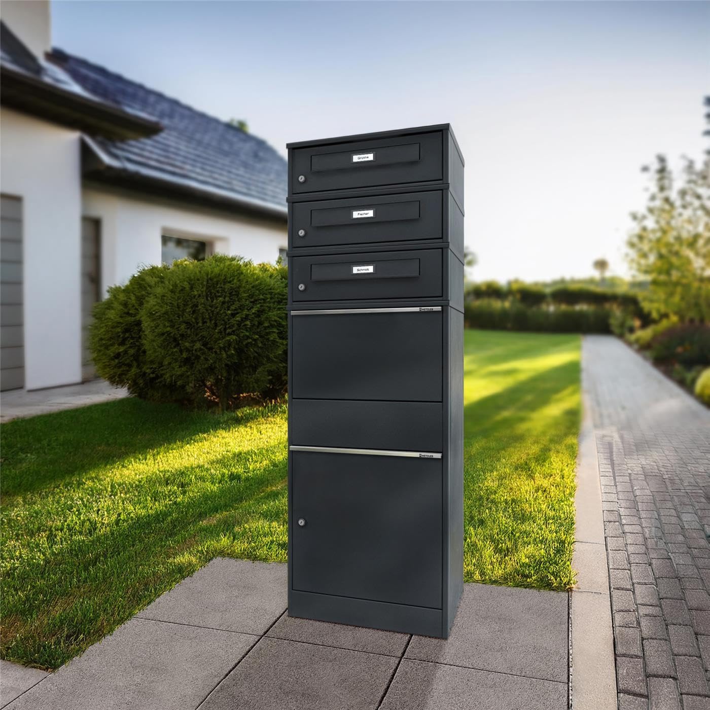 Metzler Paketbox mit 3 Briefkästen – 3er Briefkasten mit Paketfach & austauschbarem Namensschild – Paketbriefkasten draussen XXL – Standbreifkasten - Postbox in RAL7016 Anthrazitgrau - Bispo RE