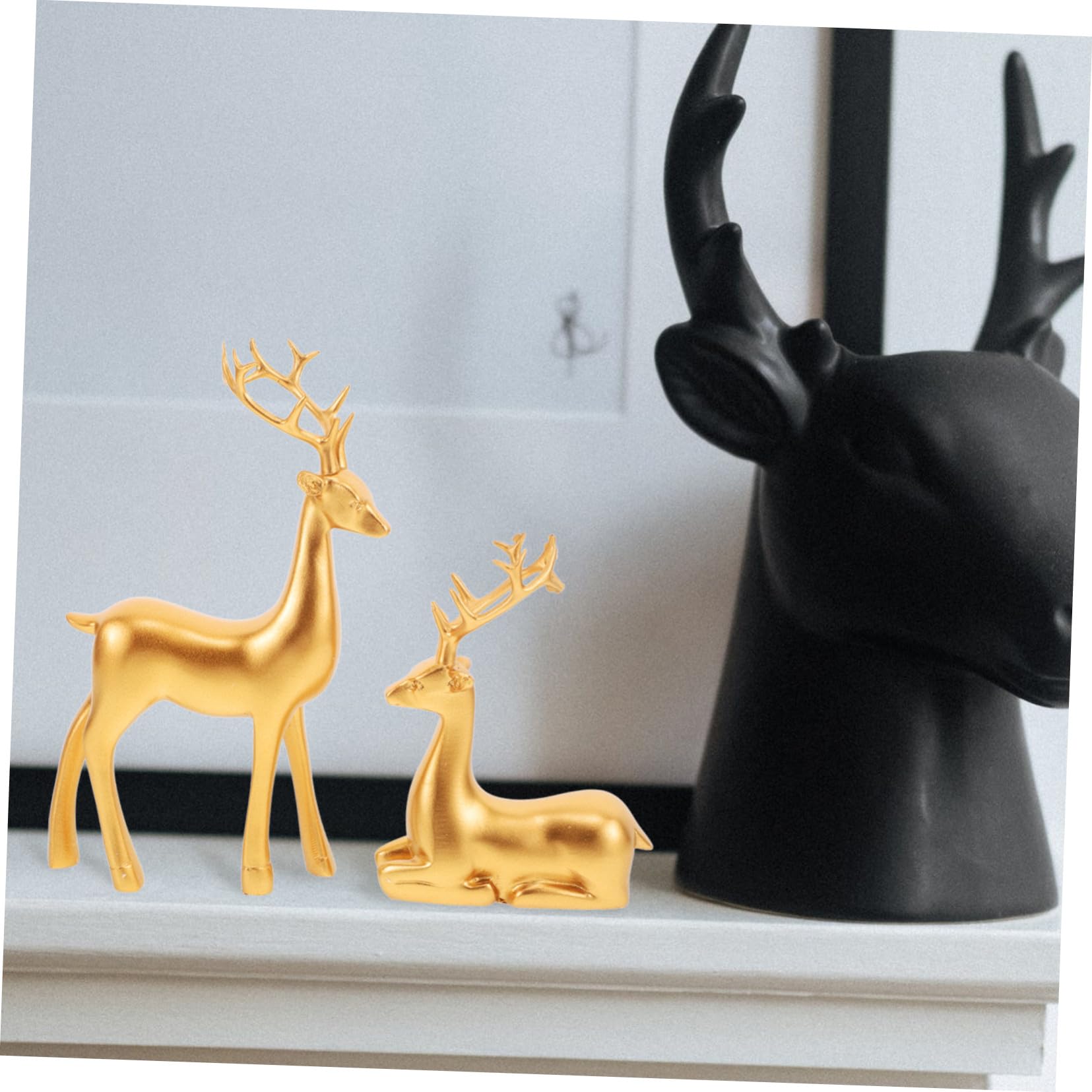 2 Stück Weihnachtliche Rentier Figuren aus Resin Kleine Dekorative Hirschstatuen mit Detaillierter Gestaltung Kreative Elch skulpturen für Wohnzimmer Tisch Raumdekoration