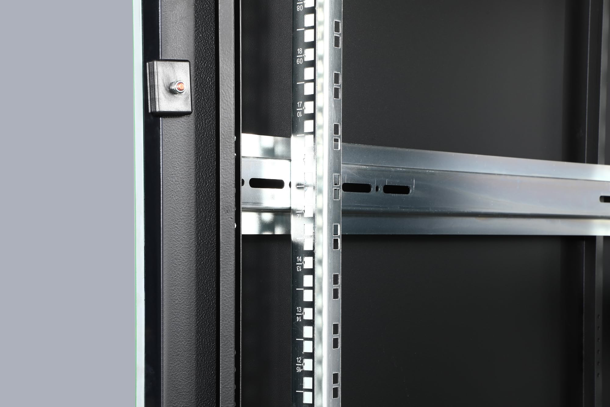 DIGITUS Armoire réseau - Rack 19 Pouces - 26U - 60 x 100 cm - Charge admissible 1200 kg - Profondeur utile 94,3 cm - Série Unique - Noir