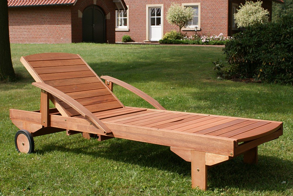 Hecht Gartenliege ERA | rollbare Sonnenliege mit Verstellbarer Rückenlehne und ausziehbarer Ablage | Holzliege aus Meranti Holz für Garten und Terasse