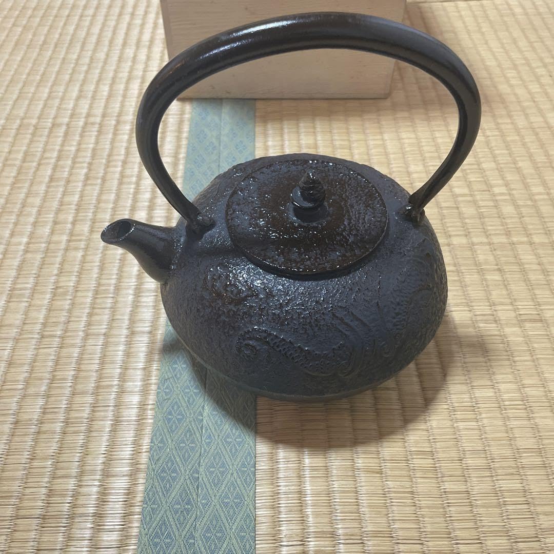 鉄瓶　富士型 蝋型鋳鉄製 桐箱入 Amazon.co.jp: 南部鉄器 鉄瓶 桐箱付き 鉄びん 南部特製