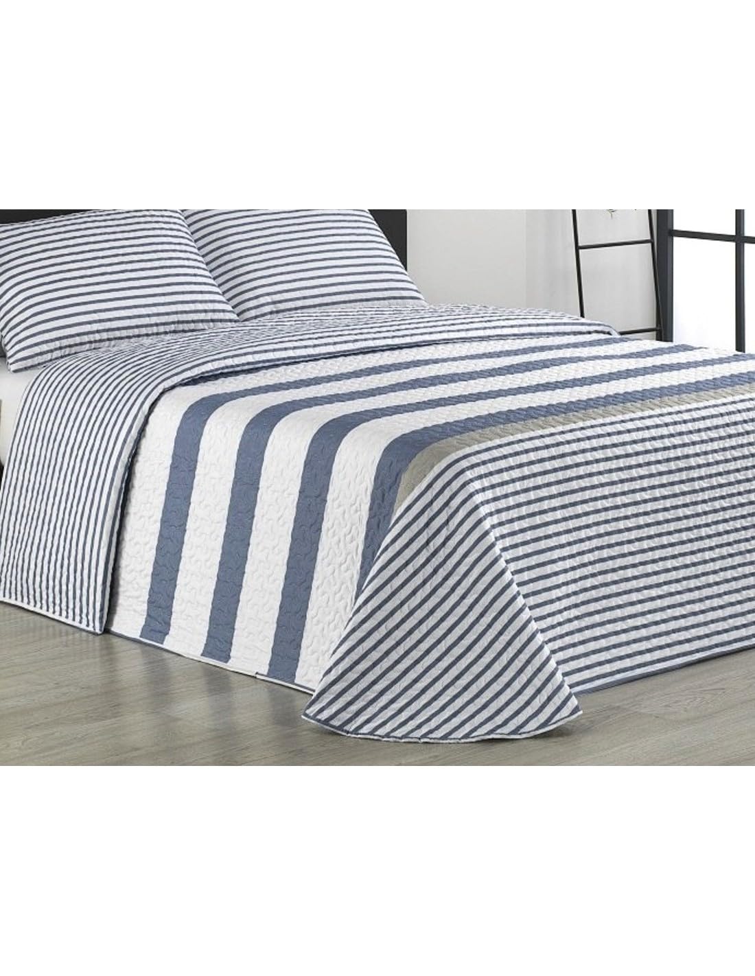 Colcha Bouti Reversible Newport con Estampado de Rayas Azul y Blanco, Acolchada con Ligera Guata para Entretiempo, Textil Hogar de Poliéster, Elegante Estilo Marinero para Dormitorio (135)