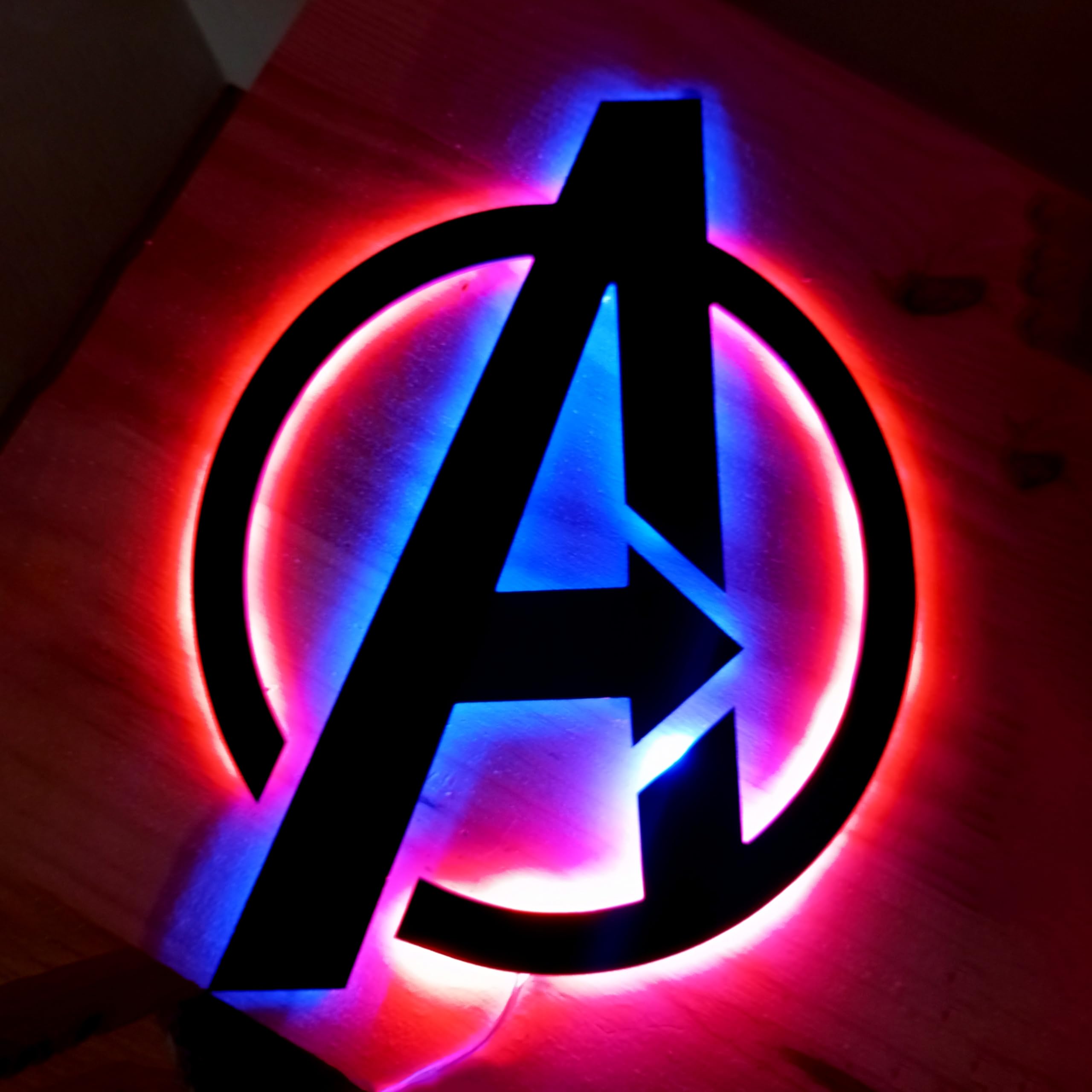Cartel neon-led inspirado logo Avengers Vengadores luz pared - Letrero luminoso para colgar en la pared inspiración Marvel los vengadores Personalizable