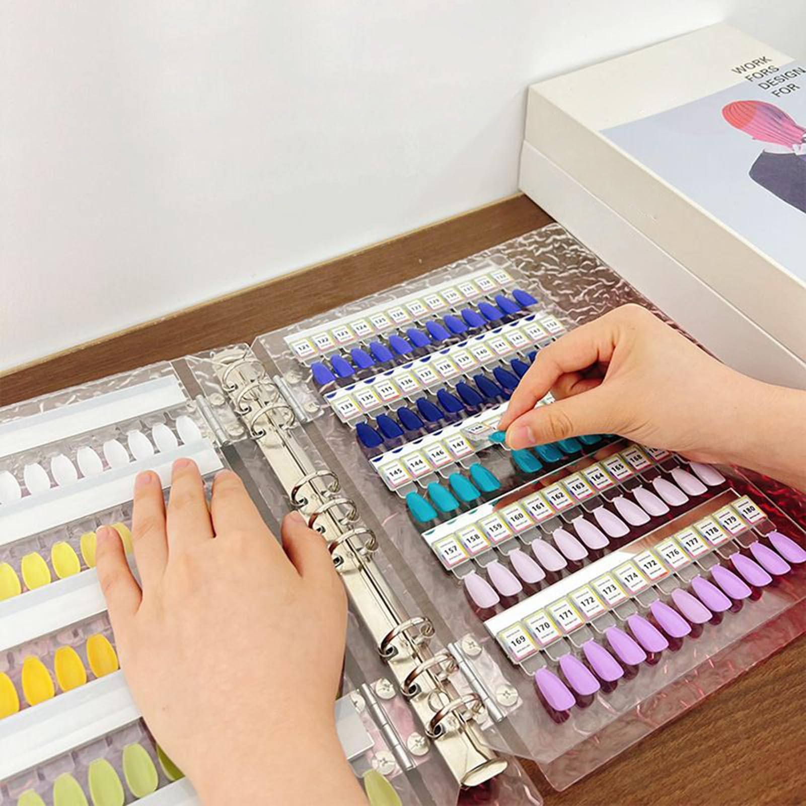 Ksi? ?ka ekspozycyjna paznokcie, akrylowy organizer do przechowywania ?elowego lakieru do paznokci, akcesoria do manicure, akcesoria artystyczne z magnetycznymi ko?cówkami, do codziennego domu