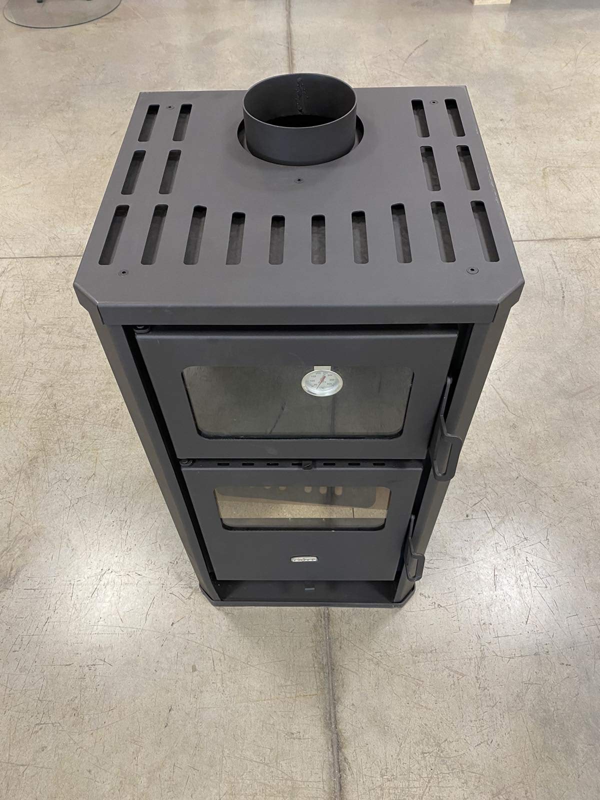 Prity Cheminée avec four, 12 kW, noir, bois, briquettes de bois, métal, autonome, ventilation directe, rendement 77,7 %, 101 kg, 49 x 46 x 93 cm