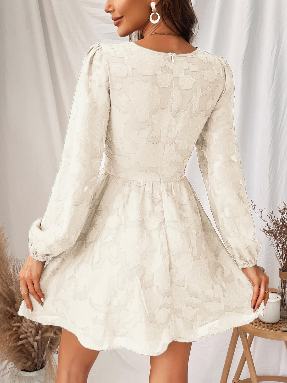 CUPSHE Damen Cocktailkleid Langarm Spitze V-Ausschnitt Partykleid | Minikleid aus floraler Spitze mit halbtransparenten Puffärmeln, Zierknöpfen und Rückenreißverschluss für Hochzeitsgäste