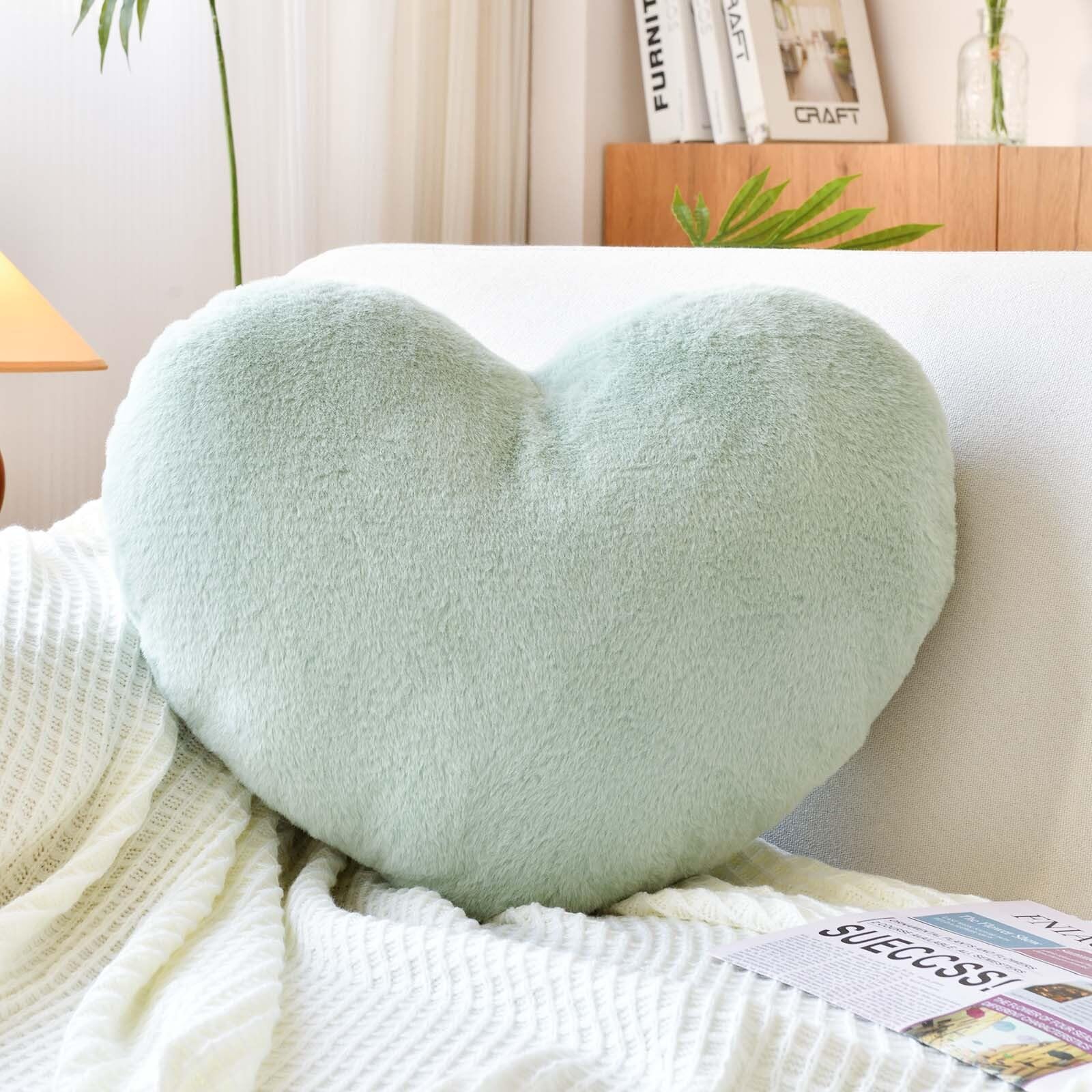 XVTRU Coussins en forme de cœur vert sauge, coussin décoratif en forme de cœur pour lit, fausse fourrure de lapin, coussin décoratif pour chaise, canapé, salon (taille M - 40 x 30 cm)