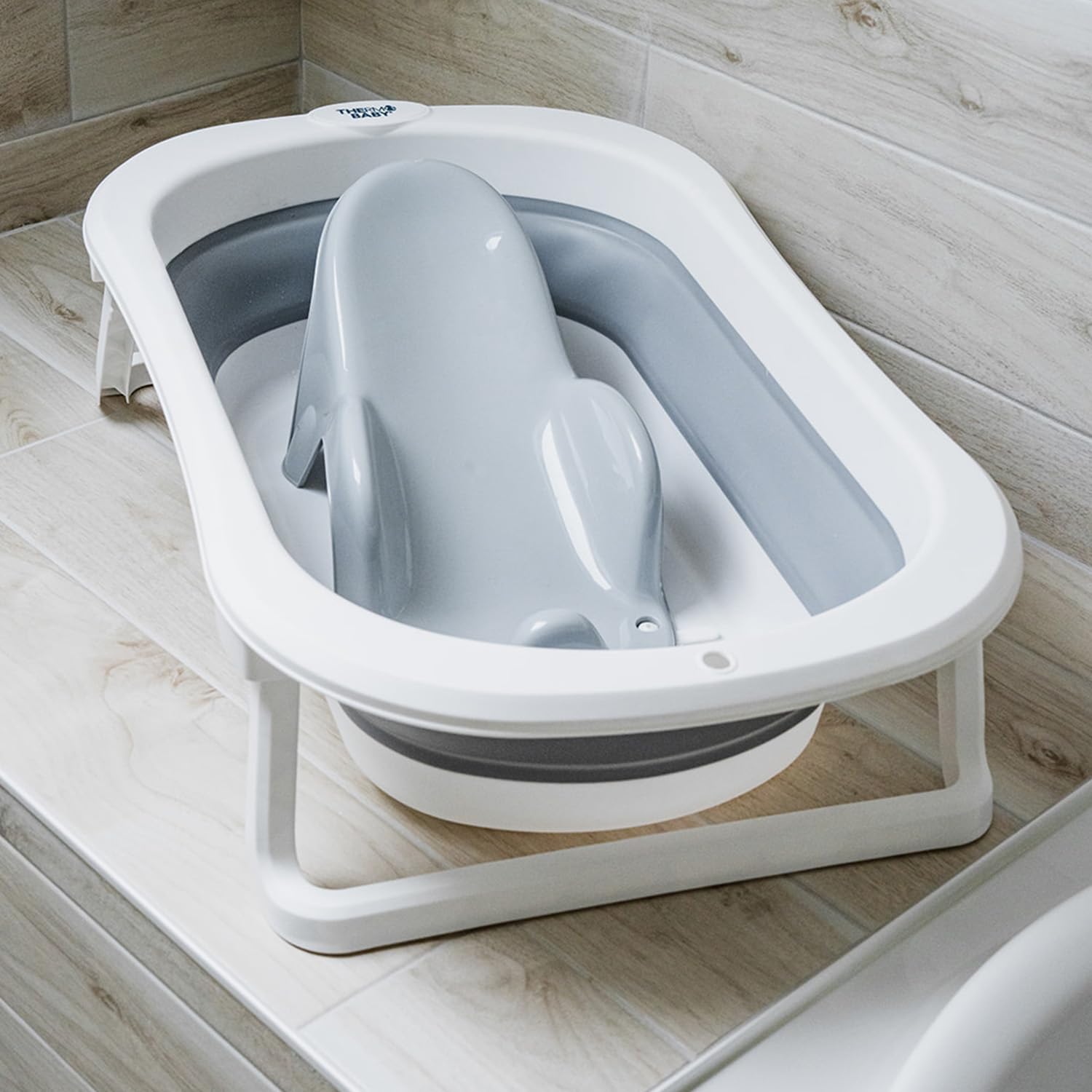 THERMOBABY - Zestaw do kąpieli dla niemowląt 9 w 1 szary - Wanna + składana nóżka + wąż spustowy + leżak do kąpieli + termometr + gąbka + szczotka i grzebień + nożyczki + mucha dla niemowląt -