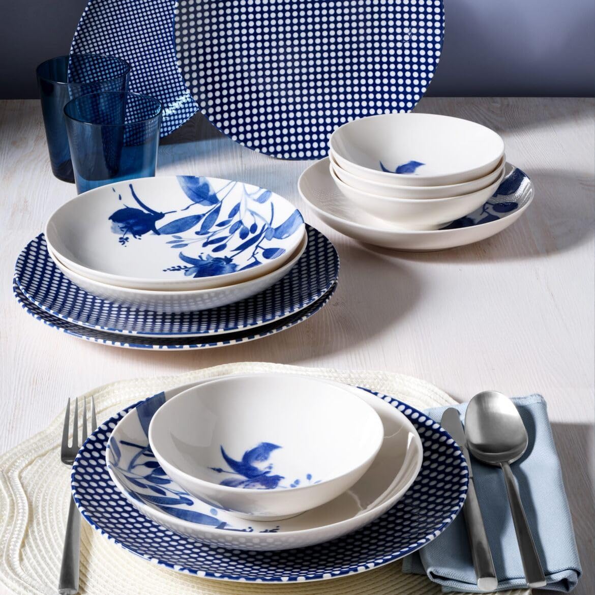 Elegancki 14-częściowy serwis obiadowy, 100% porcelana, niebieski i biały | w zestawie talerze do serwowania, talerze deserowe i talerze do serwowania | można myć w zmywarce i używać w kuchence