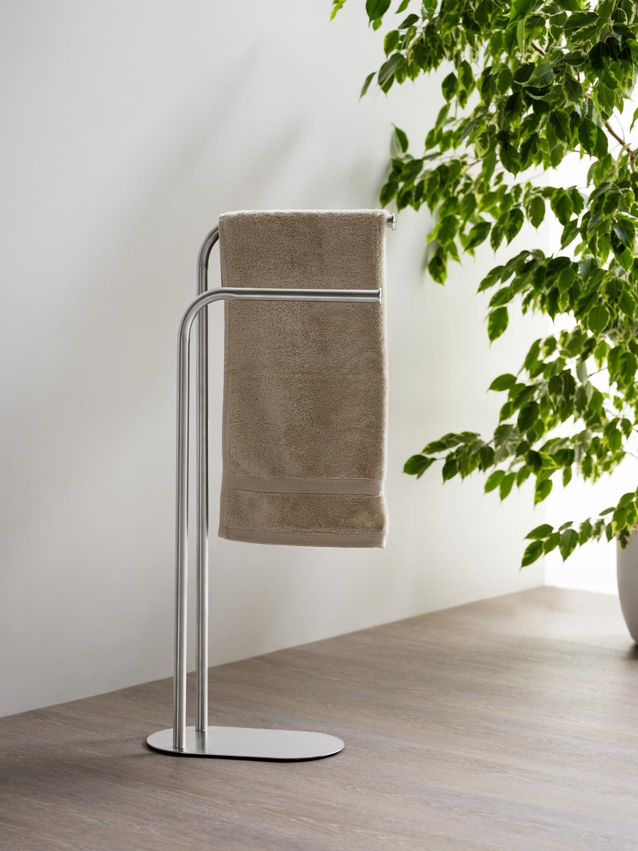 Wenko Portasciugamani MOD. Levante autoportante Design Moderno in Acciaio Inox salvaspazio Metallo Satinato per Bagno 30 x 79 x 17 cm Argento Opaco