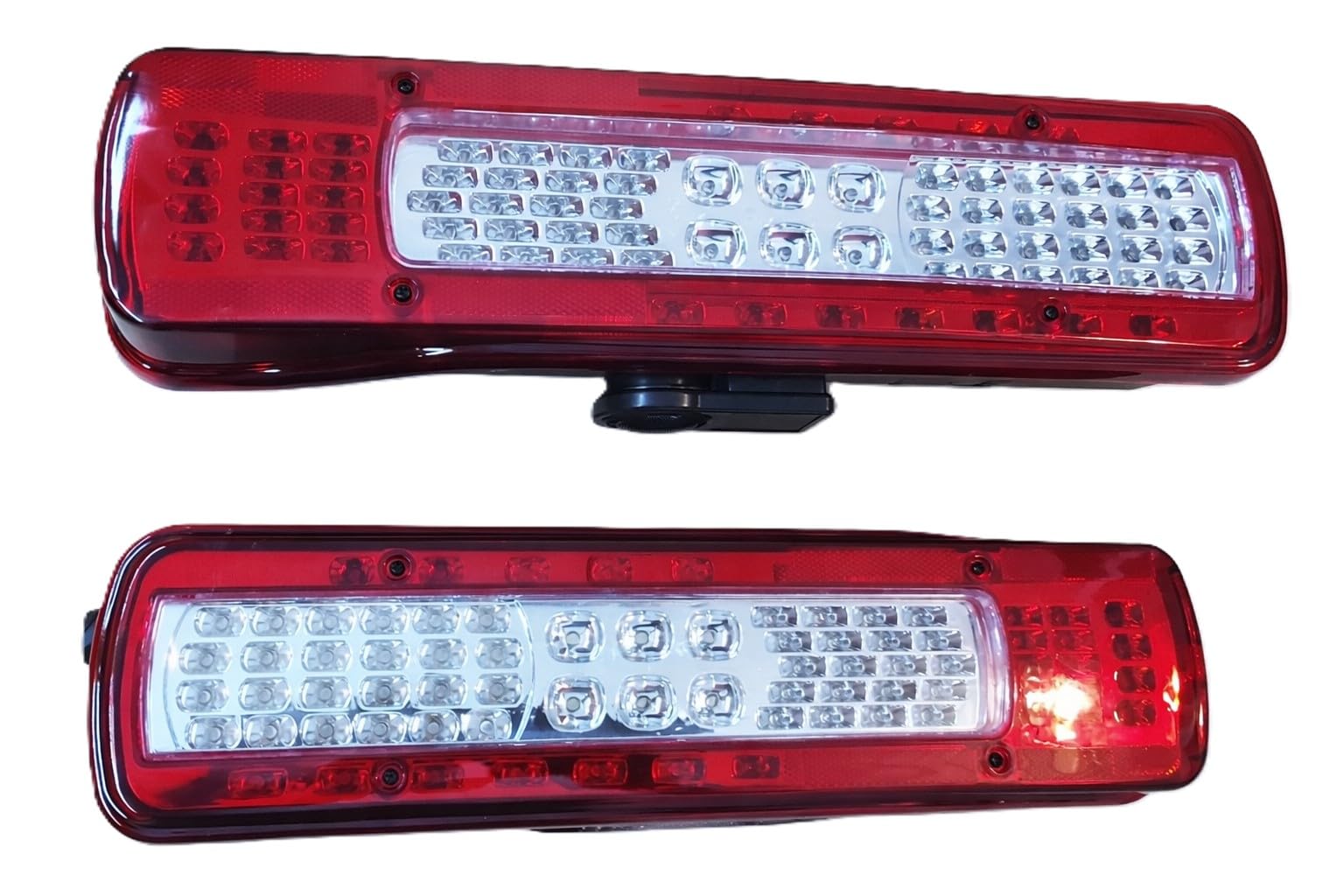 2 faros traseros LED con alarma de marcha atrás en el faro izquierdo y luz para matrícula de 500 mm en el faro derecho