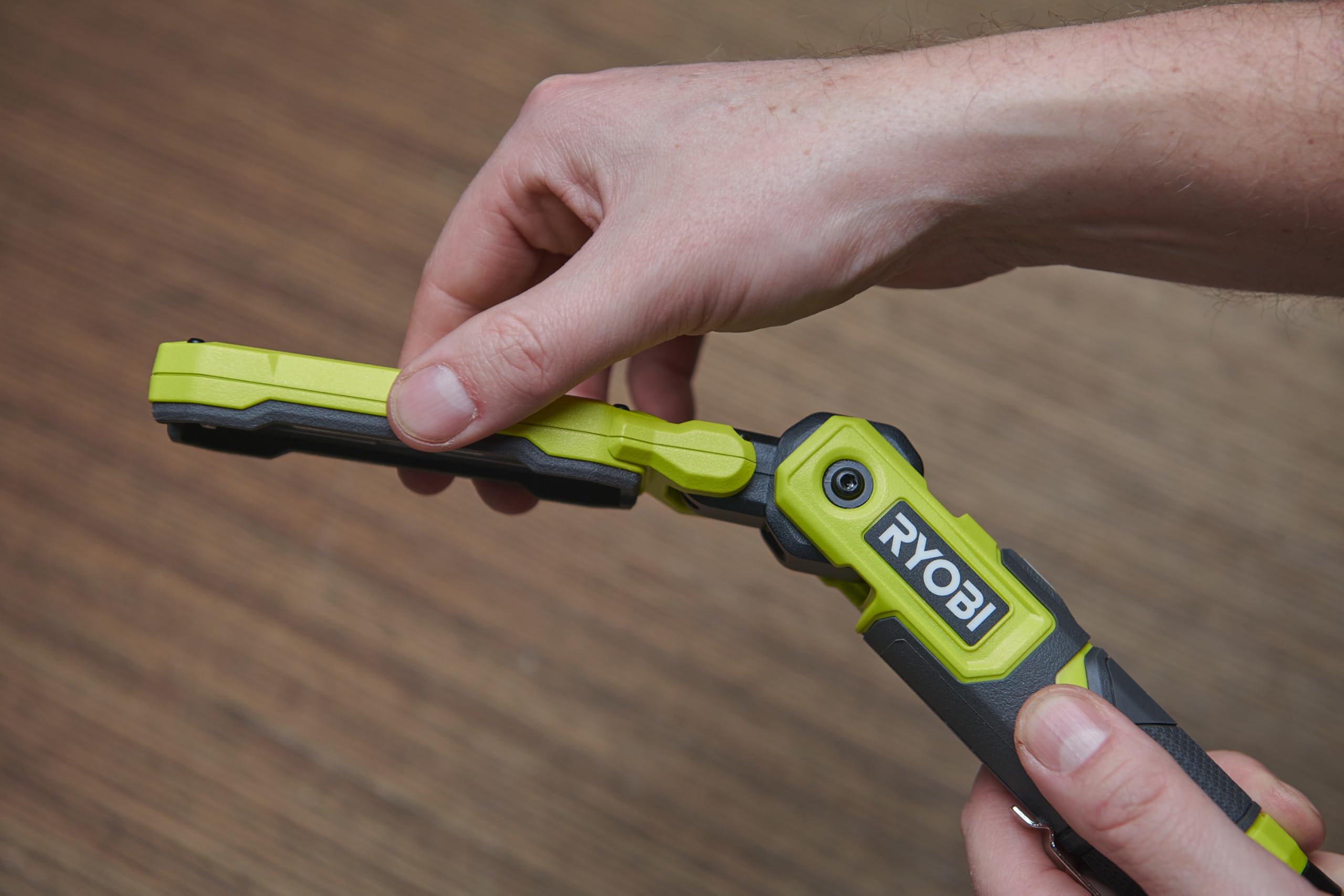 RYOBI 4 V USB-LITHIUM Akku-Stableuchte RLI4-120G, klappbar, 650 Lumen, inkl. 1 x 4 V 2,0 Ah Lithium Akku und Ladegerät