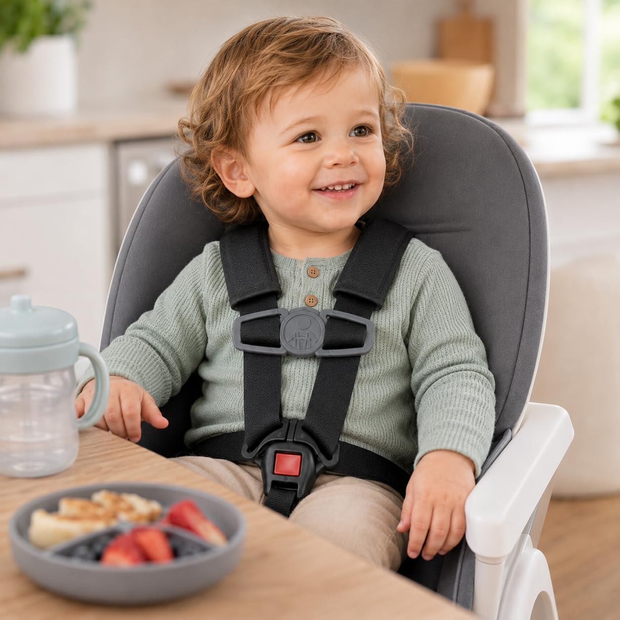 El clip universal para el pecho para niños tiene un diseño antideslizante y es adecuado para su uso en asientos, cochecitos, sillas altas, mochilas escolares y cinturones de trabajo,