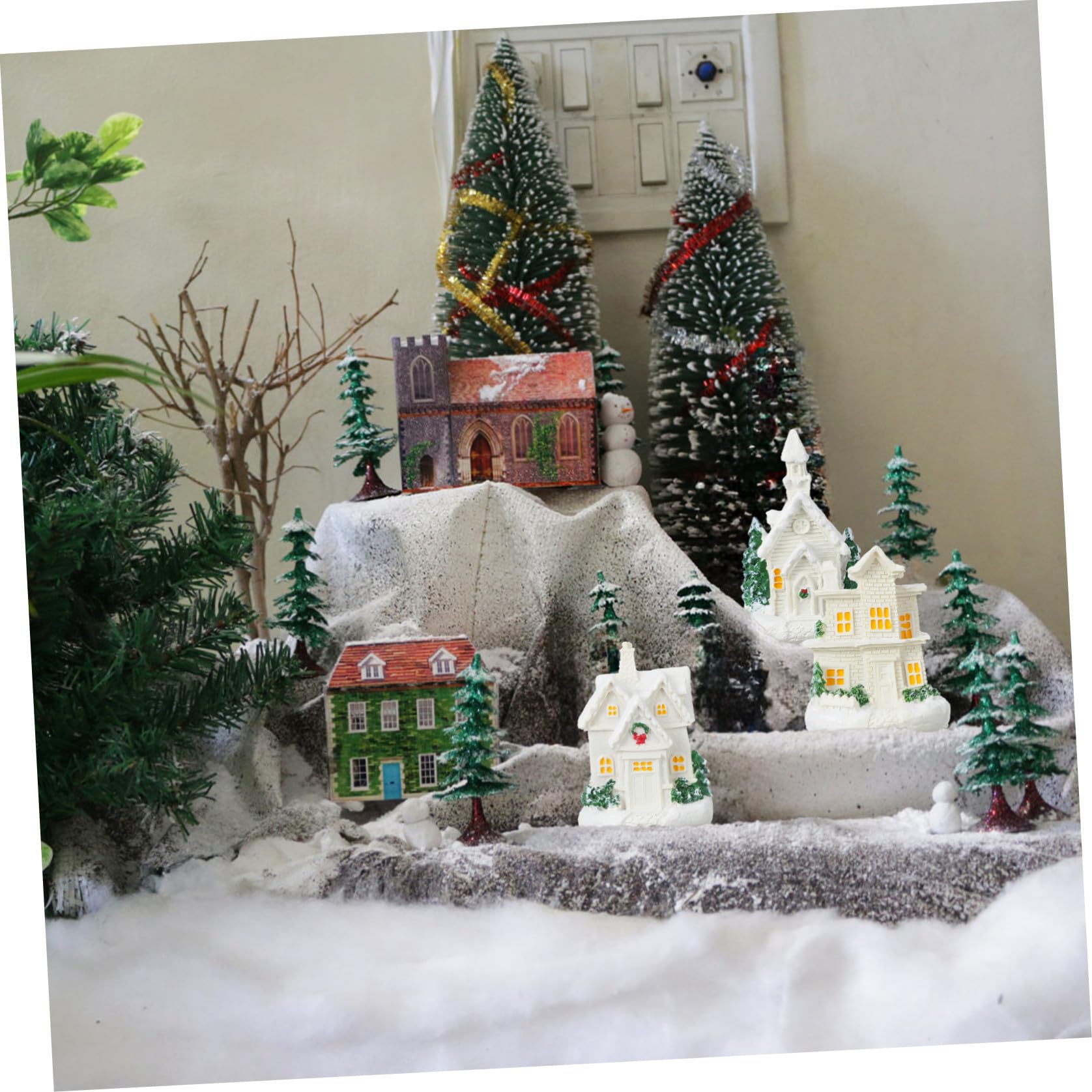 DOITOOL 3 Pezzi Case del Villaggio di Natale in Resina Bianca con Luci LED Luminose, Decorazione da Tavolo Festiva a Forma di Casa per Famiglie nel Periodo Natalizio