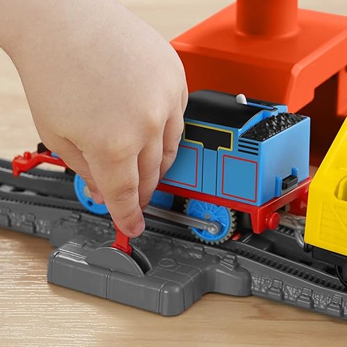Miniatura 3 de Thomas & Friends Cassia Crane & Cargo Set, juego de tren motorizado y pista para preescolares a partir de 3 años
