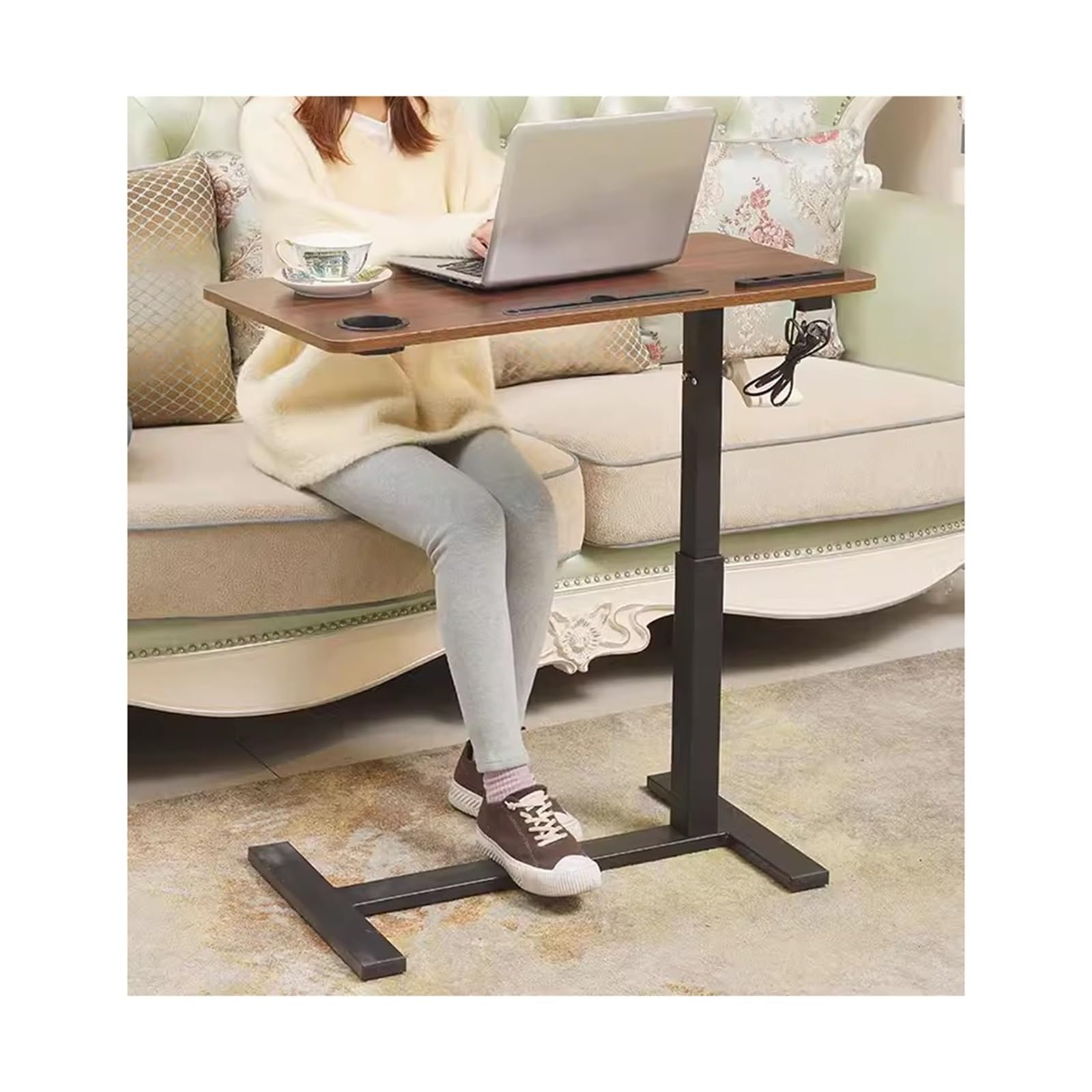 Chambre à coucher ordonnée grâce au bureau d'ordinateur et table pliante mobile