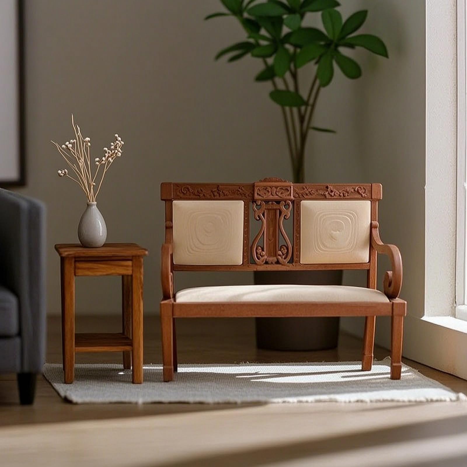 Sedia in Ridotta con Schienale Decorativo E Braccioli Arrotondati con Rivestimento in Tessuto Crema per Composizioni in Miniatura E Scaffale da Collezione