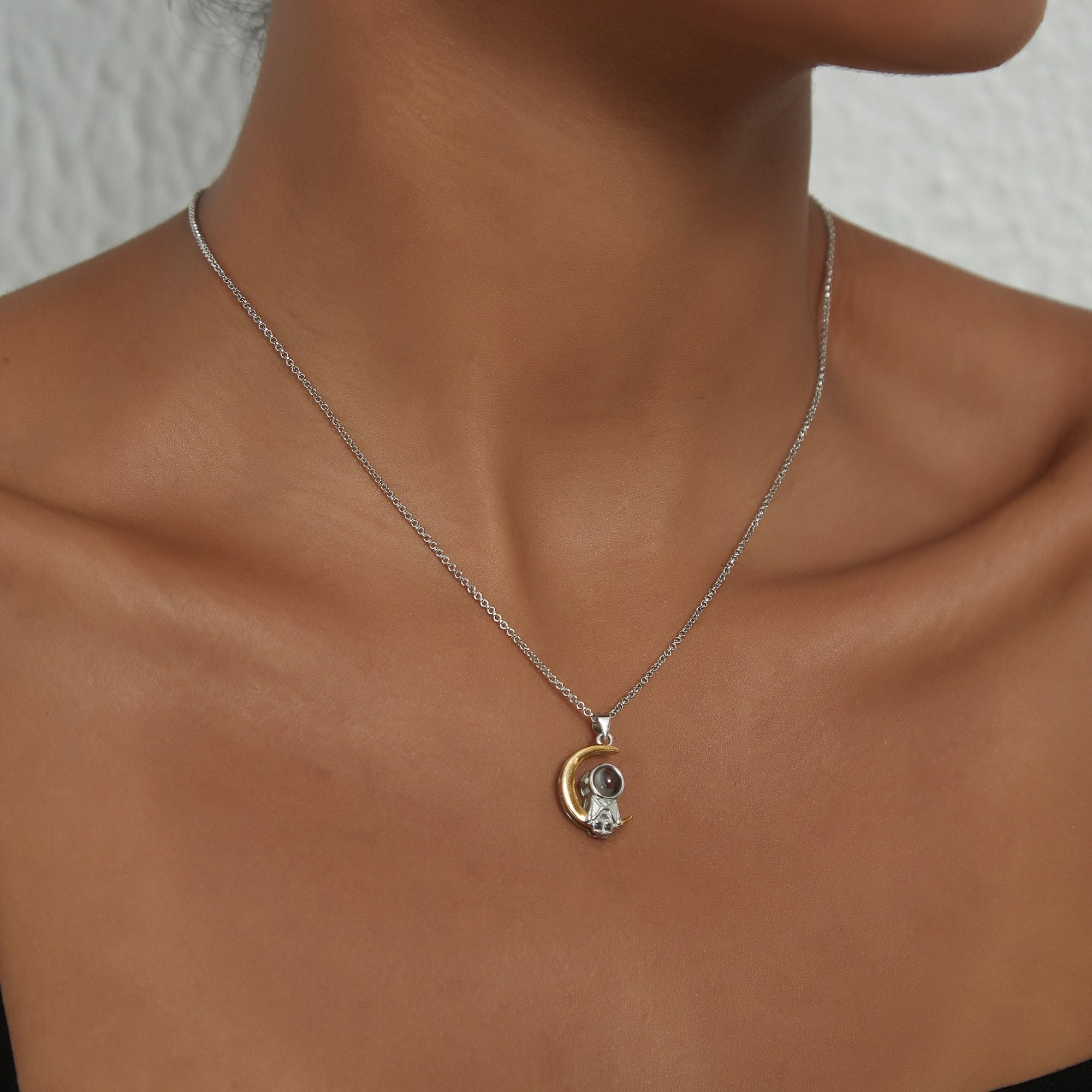 PERIMADE Collar personalizado de proyección de fotos con imagen personalizada de astronauta, estrella, luna, texto personalizado y amor en 100 idiomas, colgante de plata de ley, regalos conmemorativos