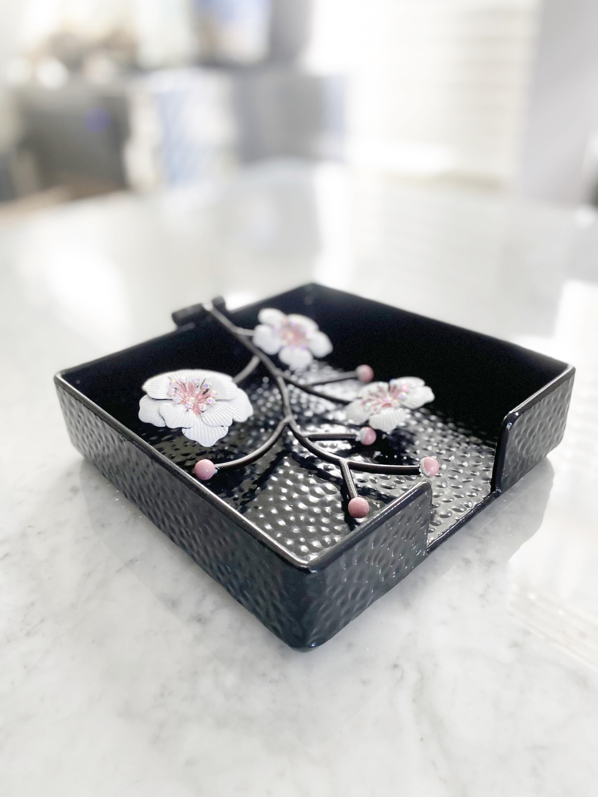Portatovaglioli quadrato piatto nero con fiori di orchidea bianca | Braccio zavorrato in metallo incernierato | Porta tovaglioli di carta per asciugamani | vassoio organizer dispenser | Home