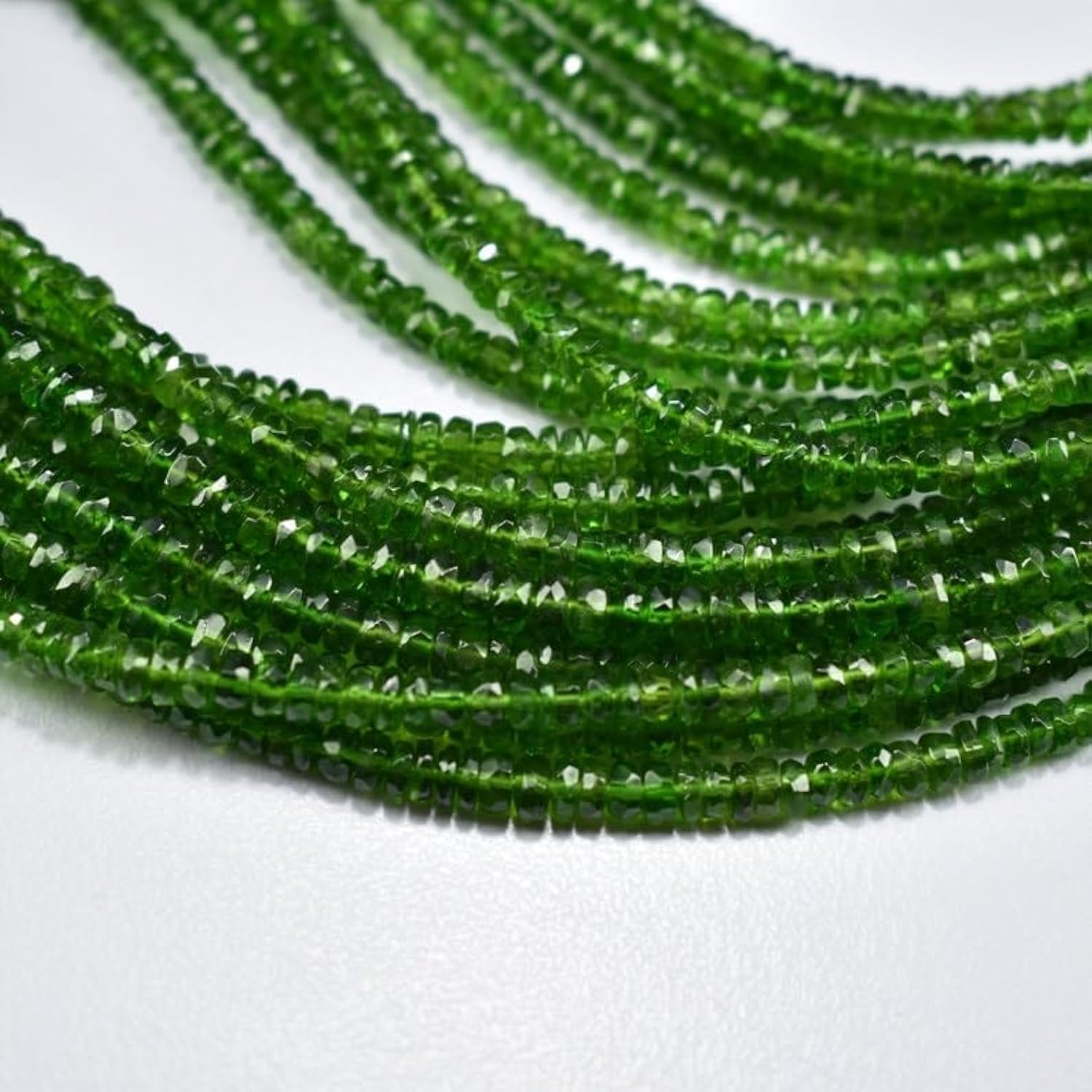 Perles rondes en diopside chromé parfaites pour fabriquer un bracelet d'été élégant