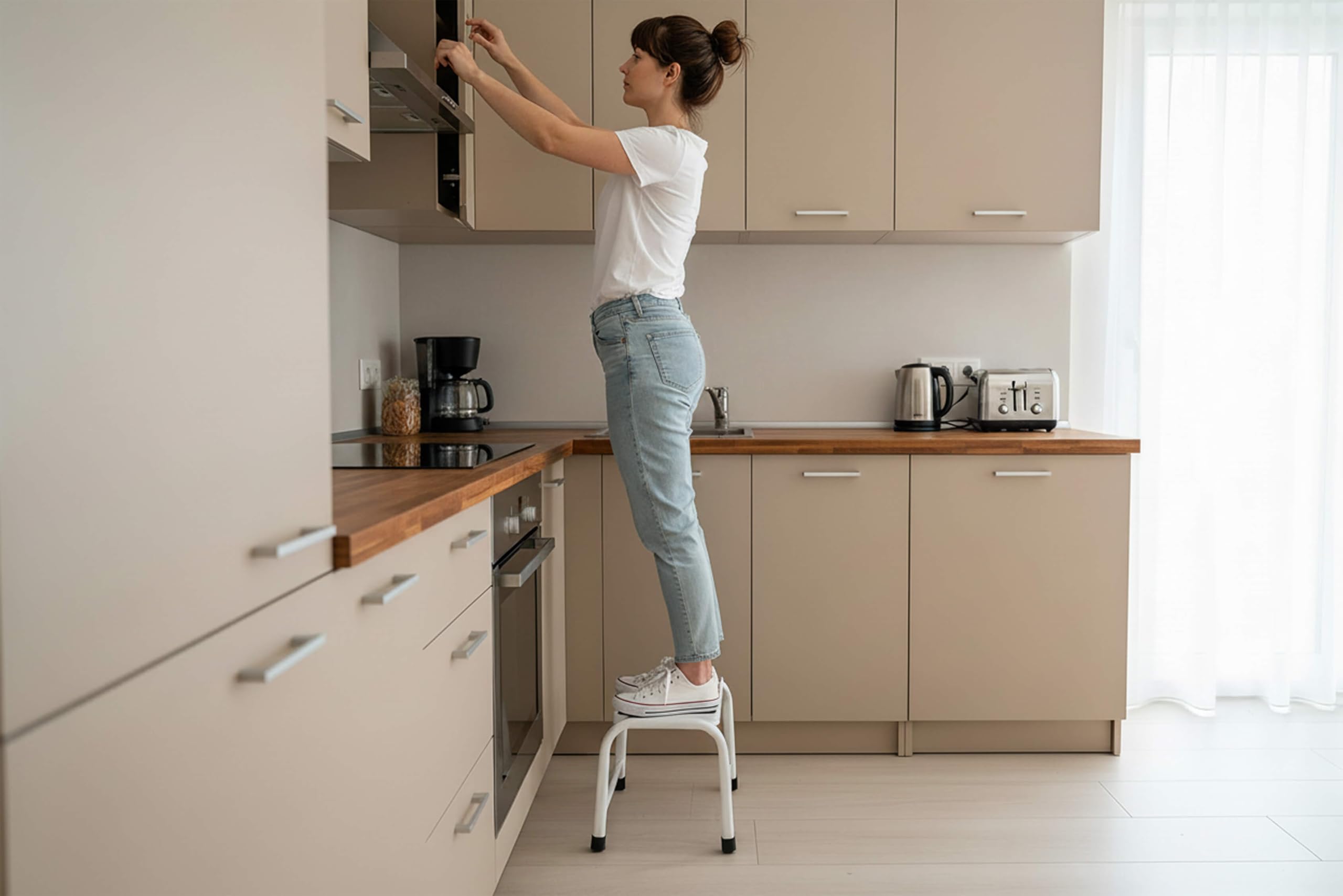 Taburete – Plataforma de 1 peldaño – para el hogar, la Cocina, el Taller, el Armario, la Oficina – Carga máxima 150 kg – Plataforma y Patas Antideslizantes – Estable y Ligero – Blanco