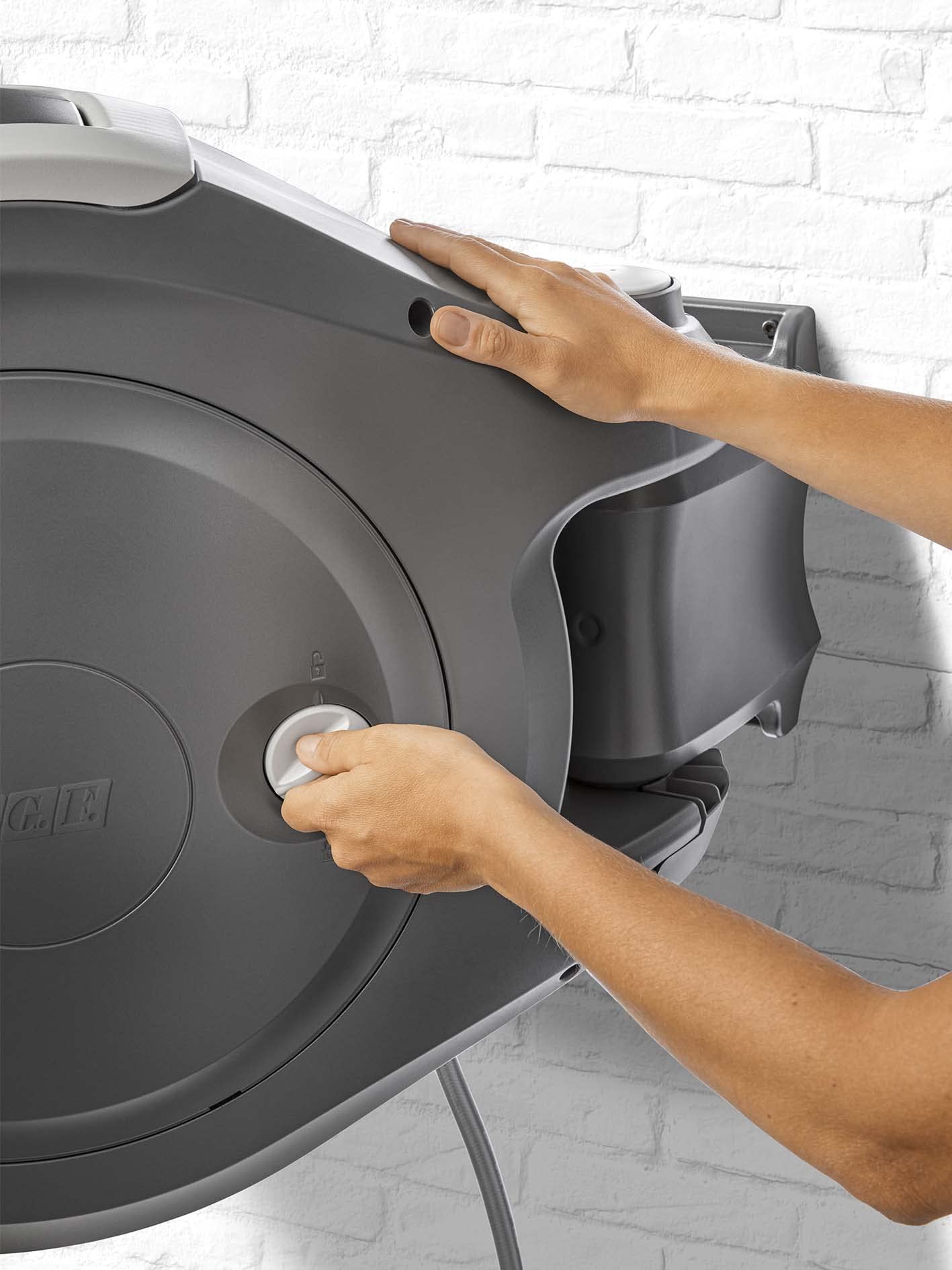 G.F. SRL, REWALL Globo Avvolgitubo Automatico a Parete per l'Irrigazione del Giardino, con 30 Metri di Tubo, Orientabile 180°, con Pistola Irrigazione 8 getti, Prodotto nel Regno Unito, Grigio Scuro
