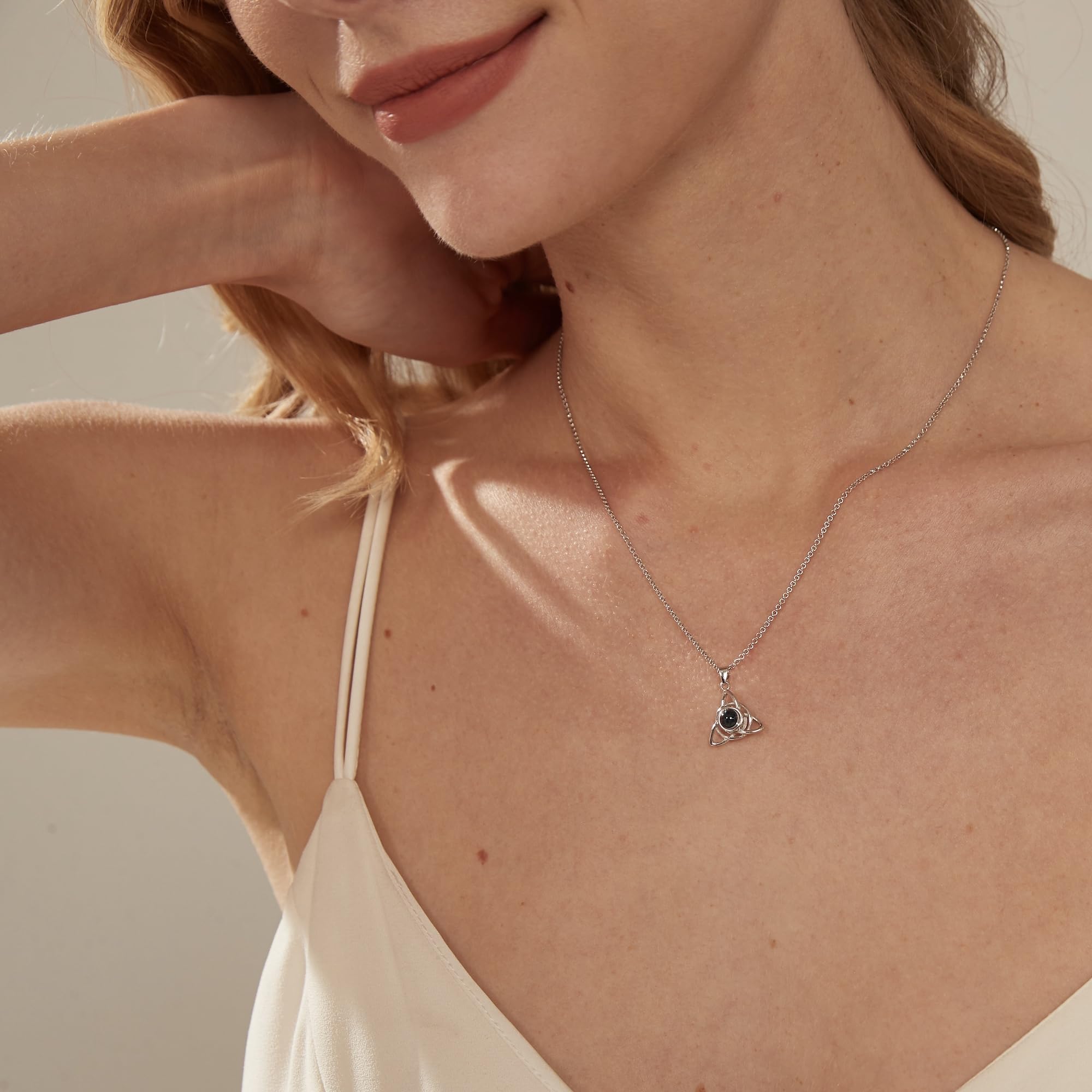PERIMADE Collana con proiezione fotografica personalizzata con immagine all'interno, ciondolo con nodo celtico commemorativo personalizzato testo e amore in 100 lingue collana di memoria regalo di