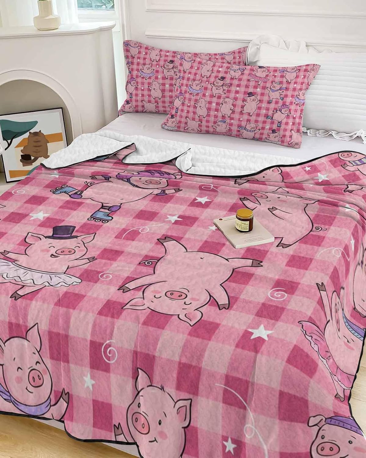 Cute Cartoon Pig Pink Buffalo Plaid Queen Quilt Bedding Set,Summer Quilt Lightweight Quilted Coverlet with 2 Pillow Shams, Happy Children's Day 3-Piece Bedspread Quilt Set for All Season