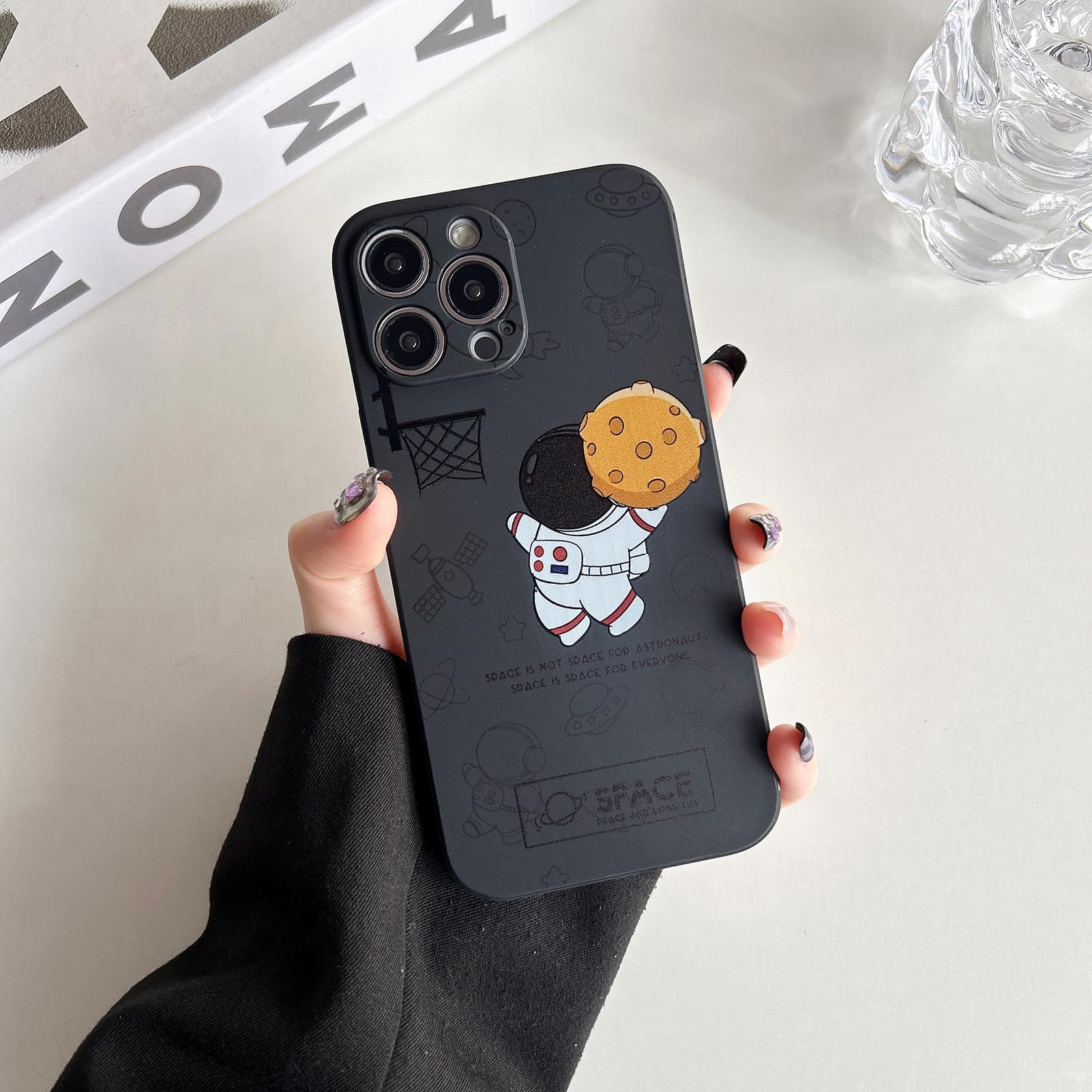 Yonds Queen - Bonita funda compatible con iPhone 16 Pro, diseño de astronauta espacial y luna, elegante, parachoques de goma TPU, antideslizante, a prueba de golpes (cesta negra, iPhone 16 Pro)