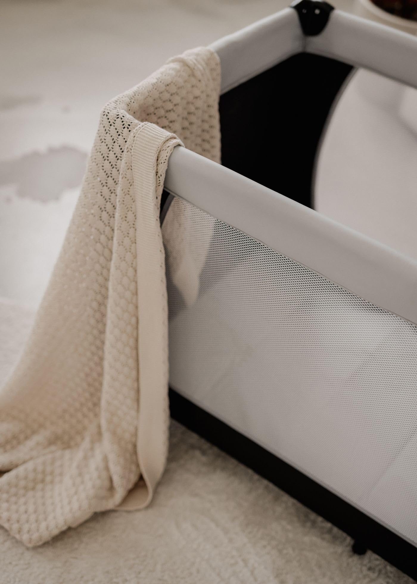 Reisebett 60x120 cm - fold & go - faltbares Babybett mit feststellbaren Rollen & Matratze Cloud Air | ab Geburt bis 15 kg | zusammenklappbar inkl. Tragetasche | leicht und kompakt | schwarz/grau