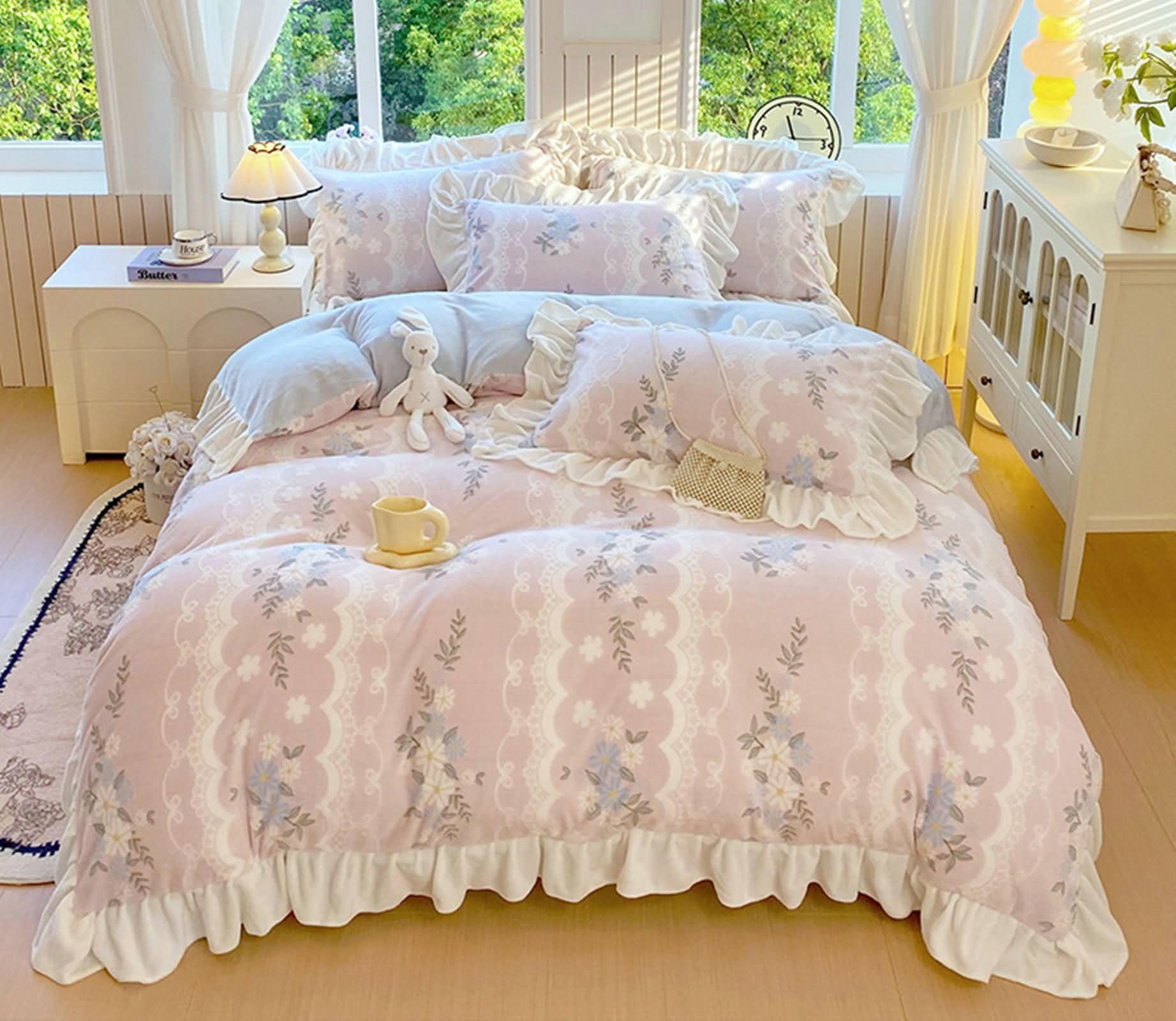 4-częściowy zestaw pościeli, poszwa na kołdrę 200 x 230 cm, prześcieradło z gumką 180 x 200 cm i 2 poszewki na poduszki, gałązka kwiatowa i wzór liści z falbankami, miękki aksamit