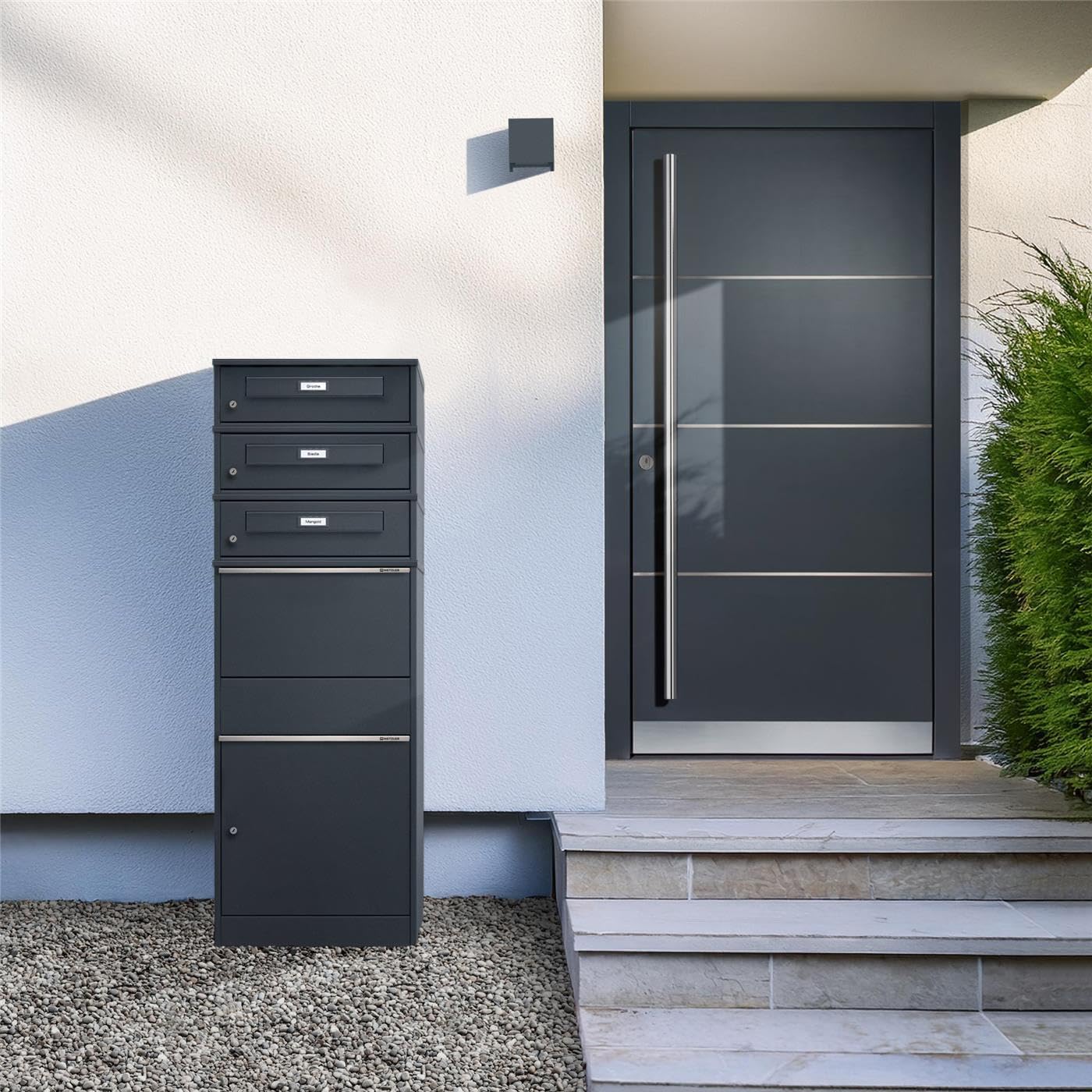Metzler Paketbox mit 3 Briefkästen – 3er Briefkasten mit Paketfach & austauschbarem Namensschild – Paketbriefkasten draussen XXL – Standbreifkasten - Postbox in RAL7016 Anthrazitgrau - Bispo RE