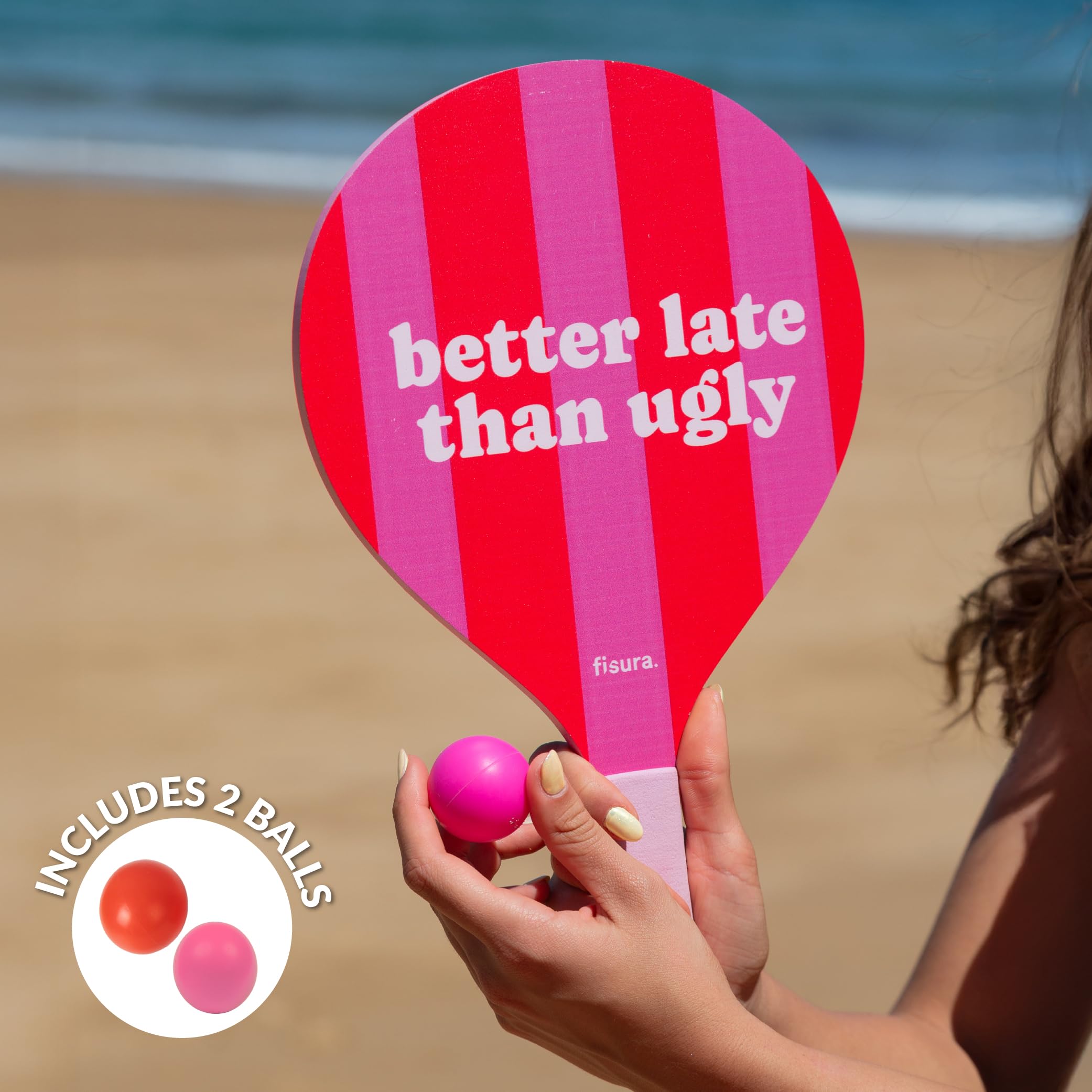 Fisura – Zestaw plażowych rakietek "better late than ugly”. Drewniane różowo-czerwone paletki z siateczkową torbą. Zabawne akcesoria na plażę. 2 piłki w zestawie.