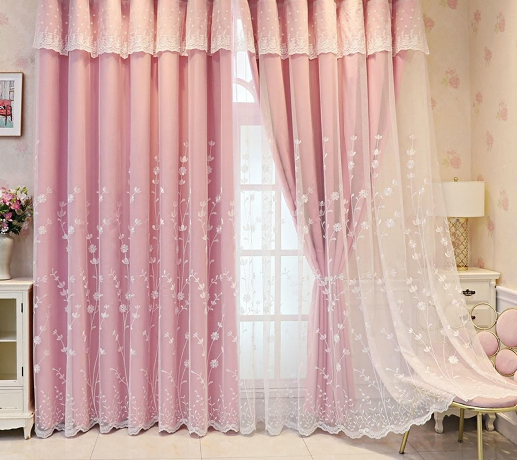 Rideau rose de chambre occultant à fleurs brodées pour une ambiance douce et cocooning