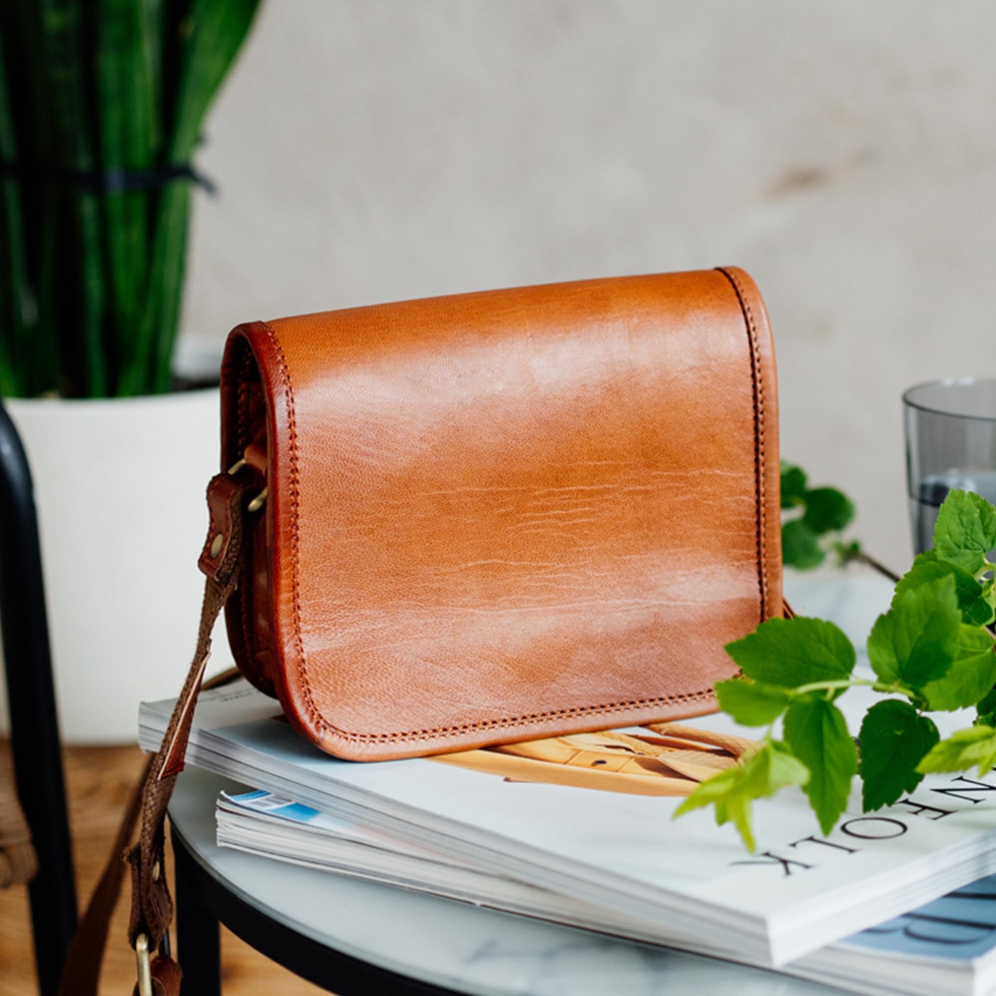 Berliner Bags Lisbon Borsa a Tracolla Donna in Pelle, Borsa Piccola con Patta e Chiusura Magnetica – Marrone
