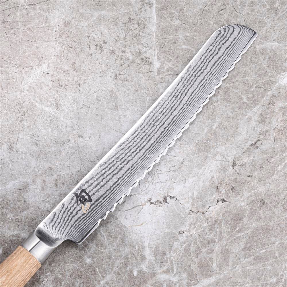 Kai Shun Classic Nagare Bundle: Coltello Da Pane 23 Cm In Acciaio Damascato + Tagliere In Rovere 35x25 Cm
