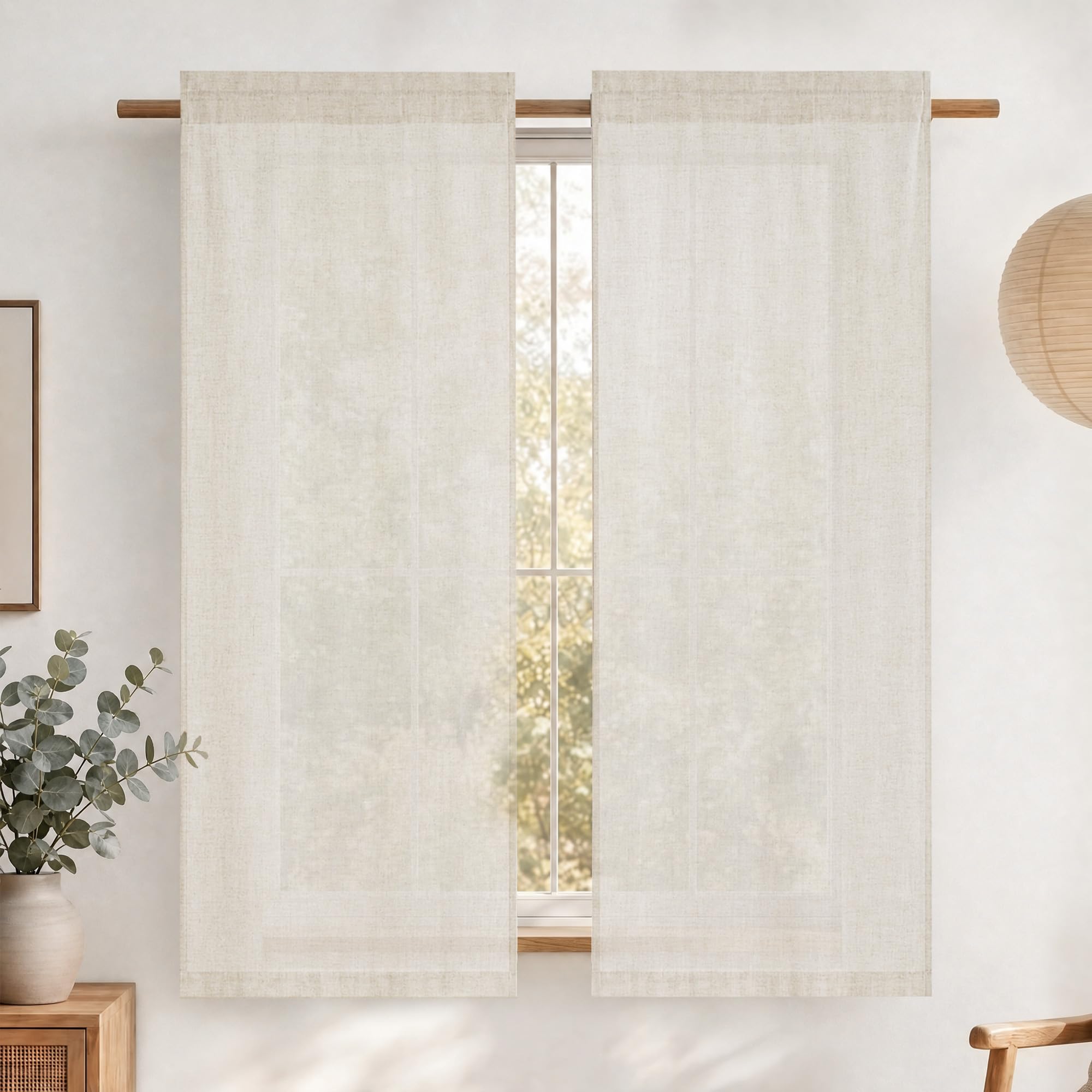 Cortinas cortas para ventanas pequeñas que aportan intimidad y claridad a la cocina, crema