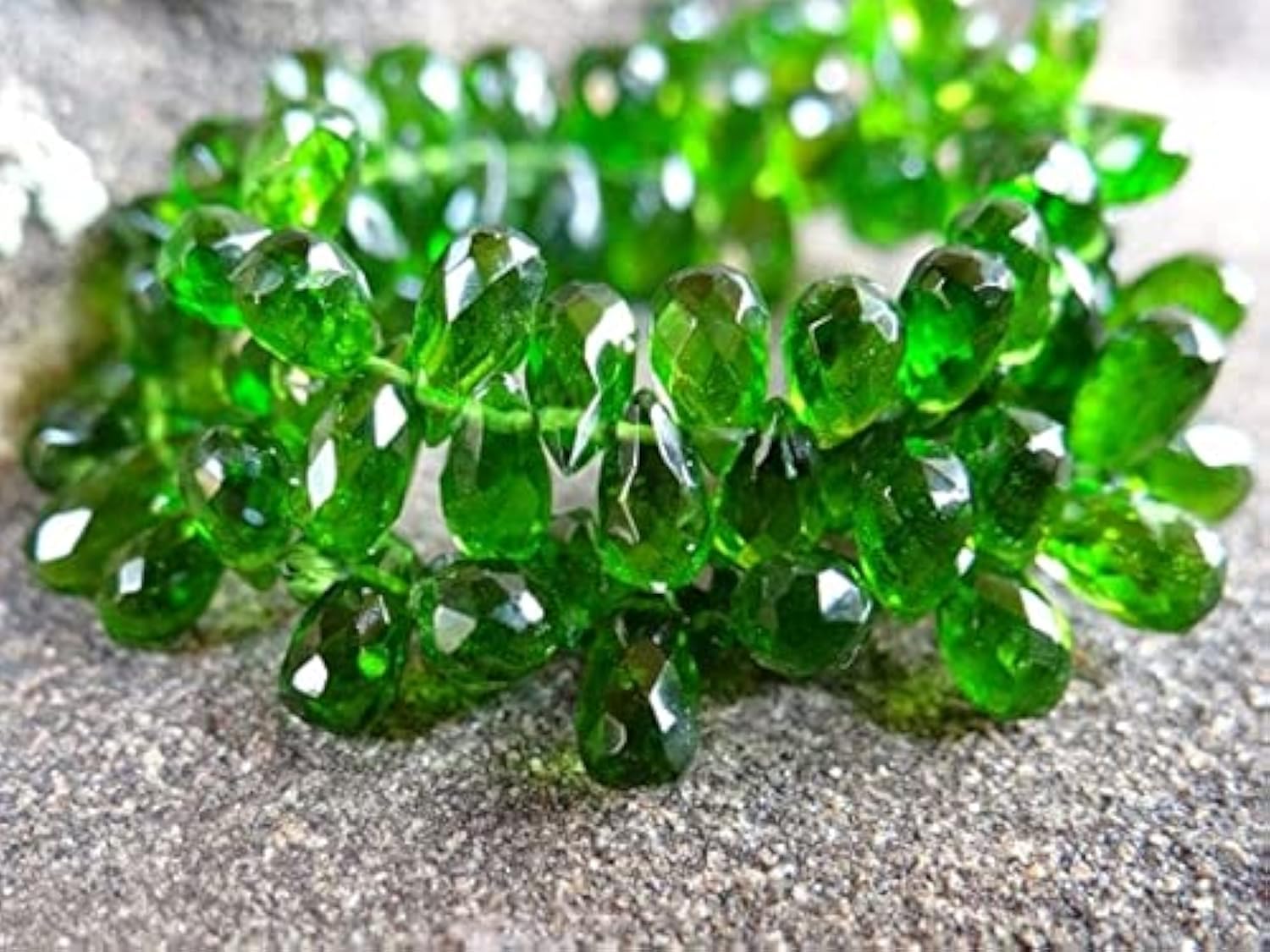 Chrome Diopside briolette poire remplacez les pierres ternes par des gemmes facettées