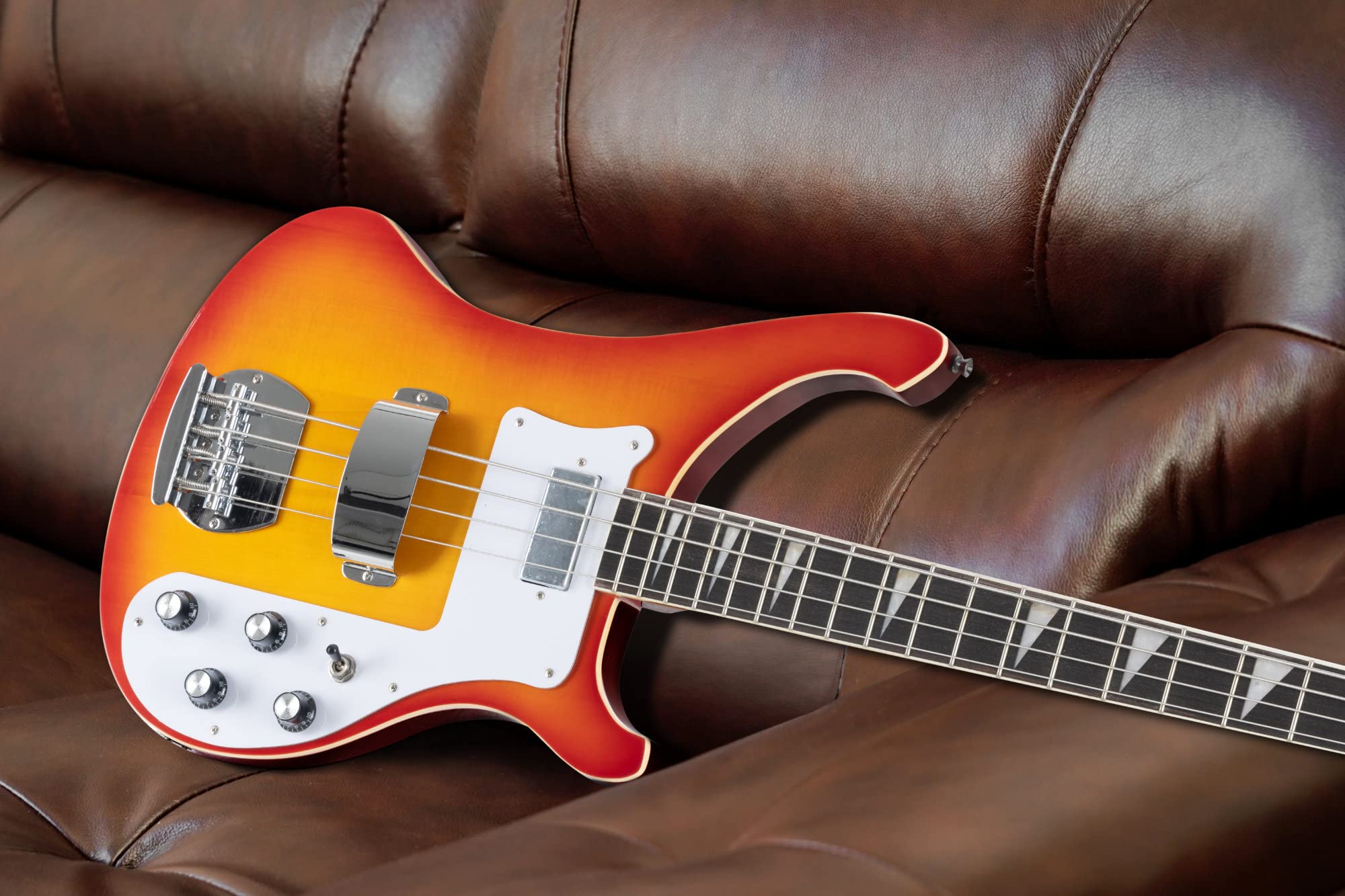 Rocktile Redneck E-Bass (Longscale, Humbucker, Single Coil, eingeleimter Hals) Red Sunburst