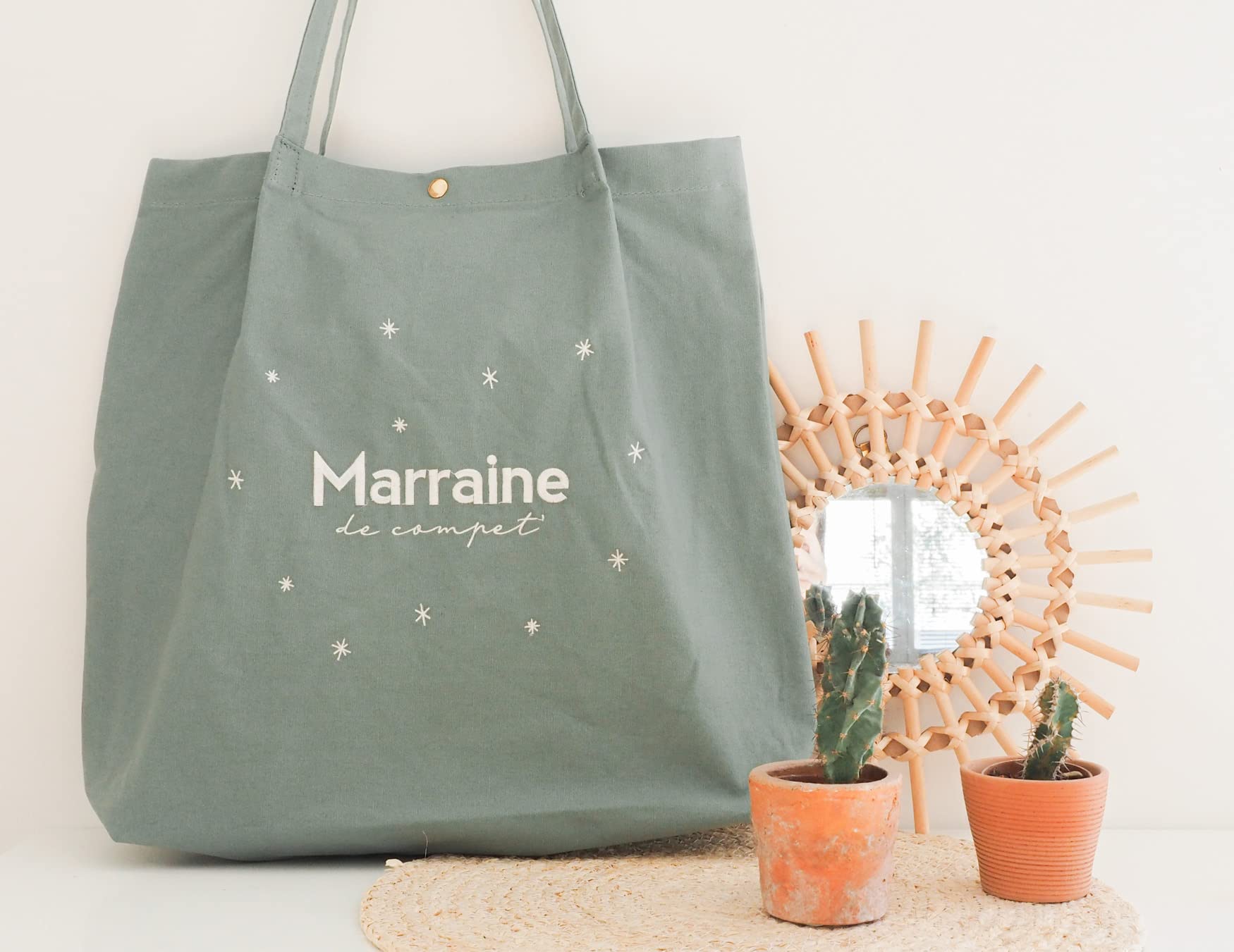 Manahia - Tote bag brodé Marraine de compet' - Sac Cadeau Marraine | Sac cabas broderie femme - Vert pastel - Avec poche - Cadeau personnalisé future marraine Noël & Anniversaire