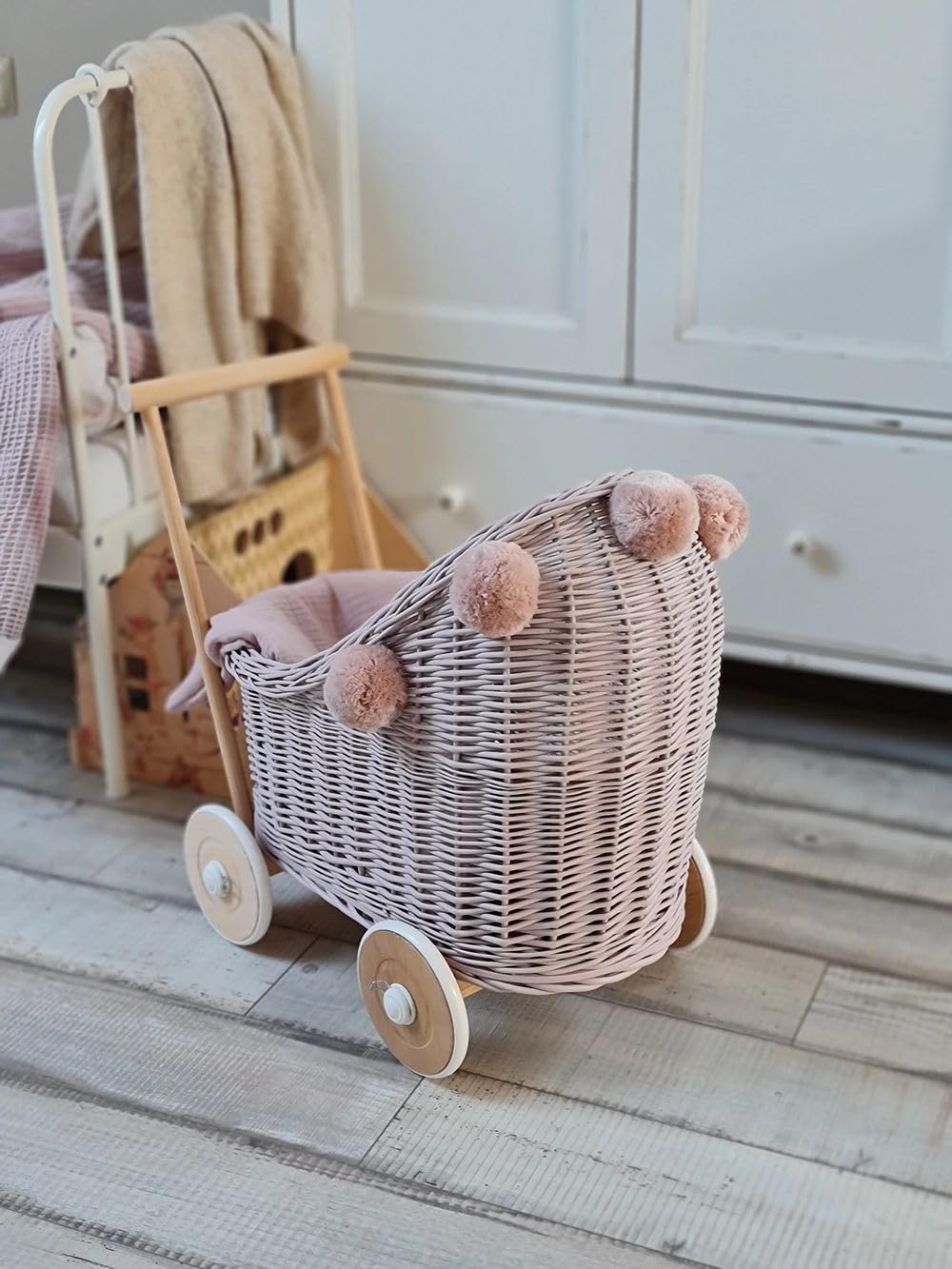 Korb Puppenwagen aus Weide, mit Bettwäsche, Korbpuppenwagen, Hellrosa, rosa, mit Pompoms