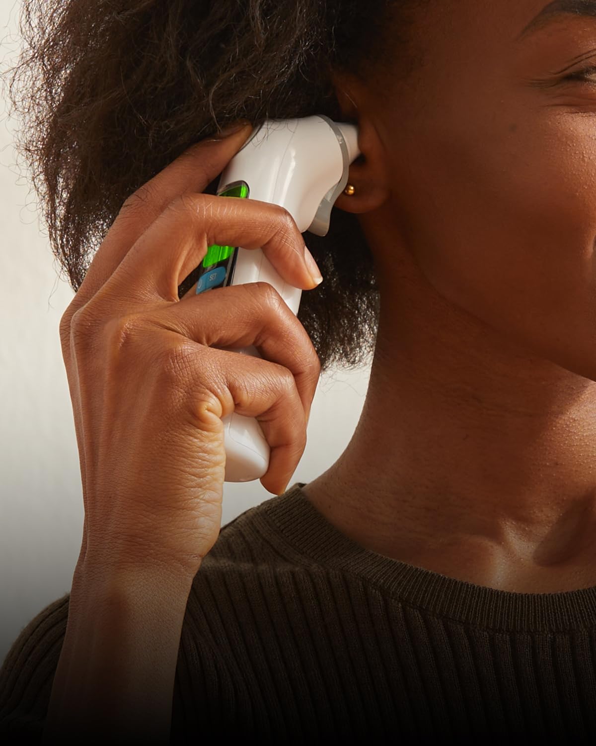 Thermomètre Auriculaire pour Adultes et Bébés | Précision Professionnelle | Alerte Fièvre à 3 Couleurs | Mode Silencieux | avec 20 Embouts Jetables