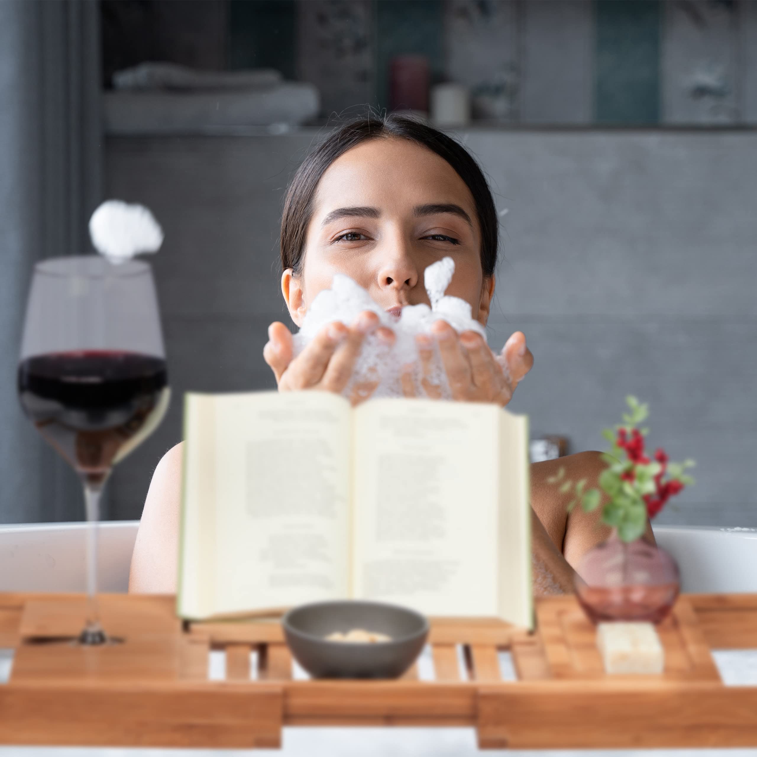 Vassoio Vasca Da Bagno In Bamb&ugrave; - Con Leggio E Portacalice | Larghezza Regolabile 70-100cm